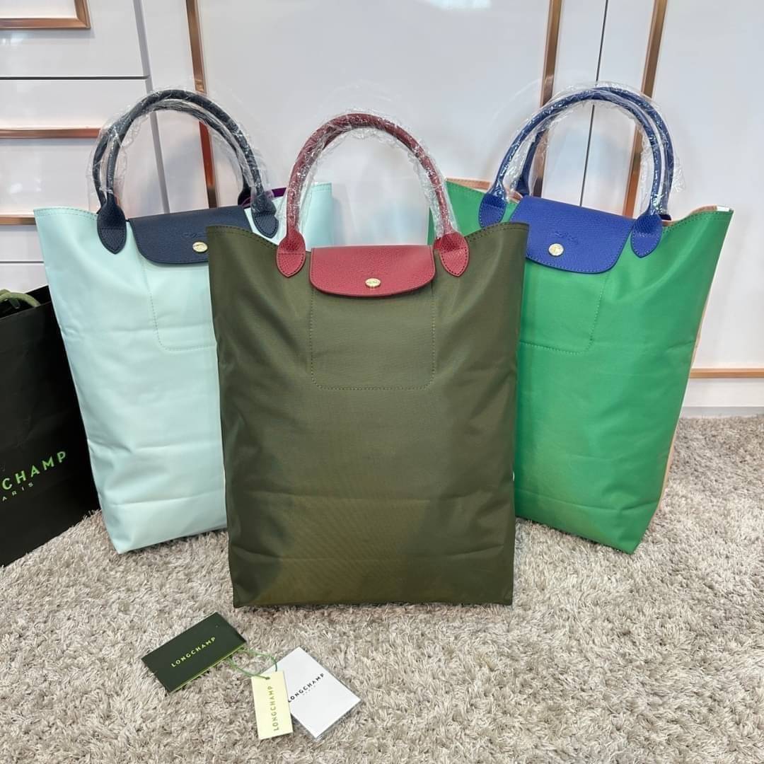 LONGCHAMP LE PLIAGE RE-PLAY TOP HANDLE BAG สินค้ารุ่นลิมิเต็ด collection สุดปัง ซื้อใบเดียวเหมือนได้2 ใบ กระเป๋าสะพายแนวตั้งที่กว้างขวาง มีเอกลักษณ์เฉพาะตัวแต่มีดีไซน์ที่น่าดึงดูด
