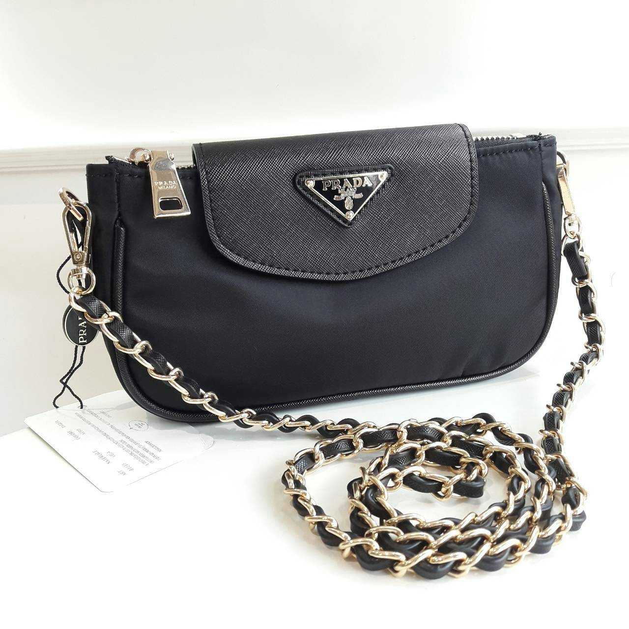 Best Seller! พร้อมส่งความแซ่บ กระเป๋าอเนกประสงค์ จากแบรนด์ PRADA งานพรีเมี่ยม vip gift สุดหรู ตัวกระเป๋าเป็นผ้าไนล่อน ตามแบบฉบับของแบรนด์เลย ใบนี้มีสายยาวโซ่สลับหนัง (ปรับไม่ได้แต่ถอดสายได้คะ) เลิศมาก สะพายเป็น shoulder bag ได้เลย ขนาดกำลังดีคะ ตัวกระเป๋า