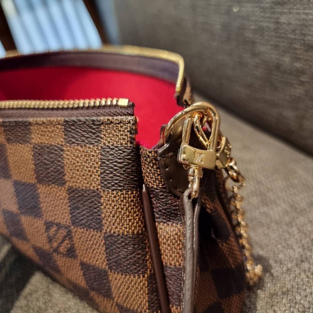 LV CROSSBODY CLUTCH BAG WITH CHAIN / LV Eva Clutch Crossbody Bag กระเป๋าสะพายวีไอพีพรีเมี่ยม วัสดุหนังแคนวาสคุณภาพ โลโก้เพลทอะไหล่ทอง คมชัด หรูหรา เปิด-ปิดกระเป๋าด้วยซิป ภายในเป็นช่องโล่ง ใส่ของใช้สำคัญได้สบายๆ มือถือ พาวเวอร์แบงค์ เครื่องสำอางค์ ของจุกจิ