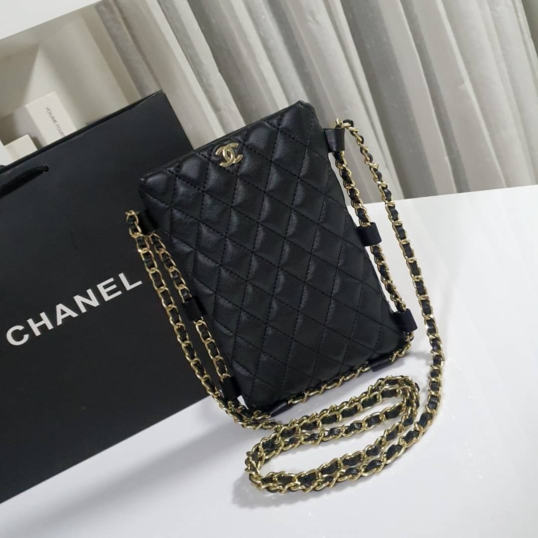 Chanel classic mini quilted with leather chain / CHANEL VIP GIFT CROSSBODY CHAIN BAG / Chanel Phone Bag กระเป๋าทรงสะพายข้าง ที่กำลังมาแรงมาในตอนนี้ ตัวกระเป๋าเป็นกระเป๋าสตางค์หนังพียูพรีเมี่ยม อะไหล่ทองทั้งใบ ด้านหน้าประดับโลโก้ CC สุดหรู