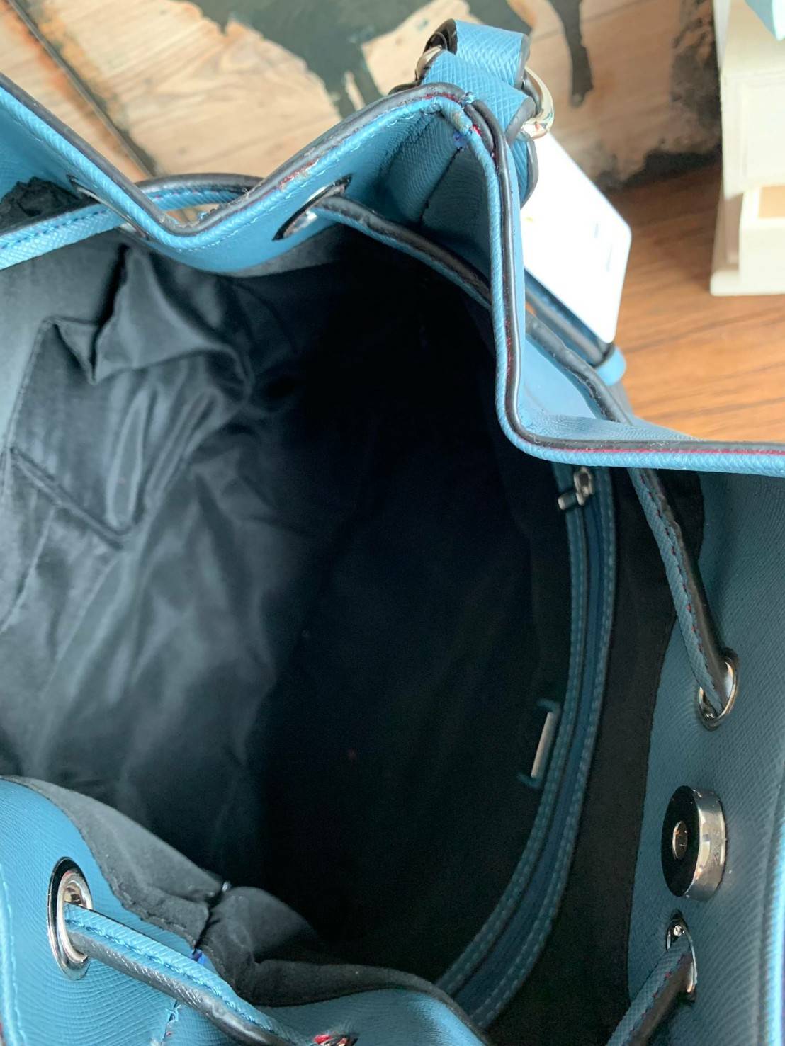 Guess Drawstring Bucket Bag กระเป๋าสะพายขนาดกลาง วัสดุลายหนังsaffiano ฐานกว้างตั้งอยู่ทรง มีซิกเนเจอร์ที่ด้านหน้าเป็นโลโก้ตัวนูน เปิดปิดแบบหูรูดและกระดุมแม่เหล็ก มีช่องใช้งานหลายข่อง สายสะพายปรับได้แบบเข็มขัด สวยแบบมีดีเทลเก๋ๆ สะพายเที่ยวระหว่างวันได้สบาย