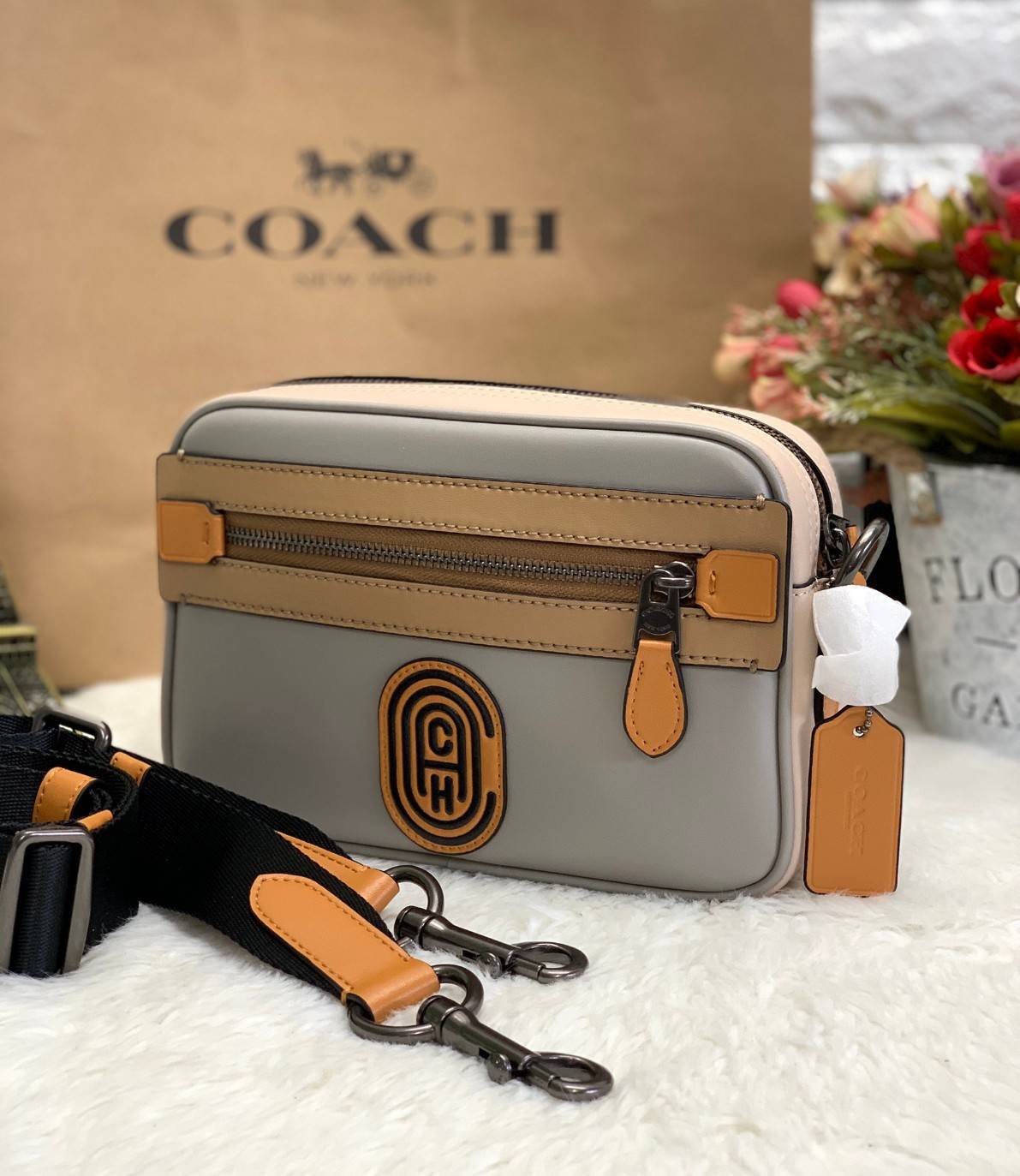 COACH ACADEMY CROSSBODY IN SIGNATURE WITH VARSITY ZIPPER ((768, 960)) พร้อมส่งที่ไทยอีกครั้ง! ได้ไปหลงรักแน่นอนค่ะ😘 กระเป๋าสะพายครอสบอดี้ร์ของคุณผู้ชาย((สาวหล่อใช้ก็สวยทีเดียว)) หนังแท้อย่างดี หนังนิ่มมือดีค่ะ
