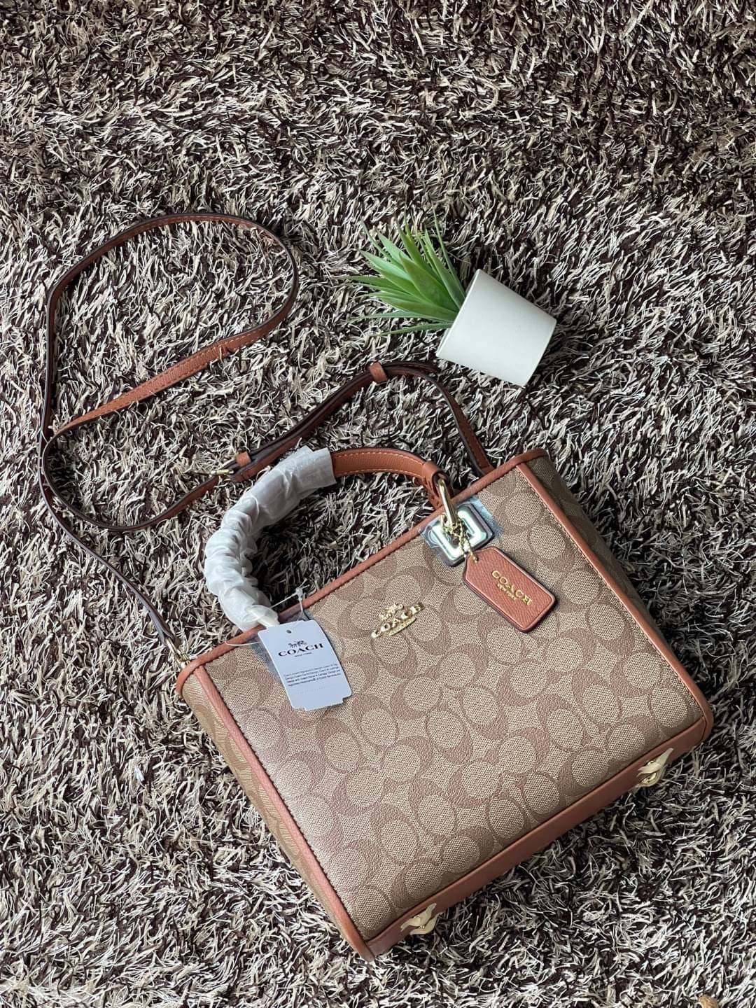 Coach Perry Tote Classic Bag F57568 รุ่นใหม่ล่าสุด กระเป๋ารูปทรงสี่เหลี่ยมสุดคลาสสิก เป็นกระเป๋าอเนกประสงค์ที่สามารถใช้ได้แทบทุกโอกาส ไม่ว่าจะไปเรียน, ไปทำงาน, ไปเที่ยว หรือแม้แต่ไปชอปปิง ด้วยขนาดที่กำลังดี ไม่ใหญ่เทอะทะ แต่ก็ไม่เล็กจนเกินไป มาพร้อมหูหิ้ว