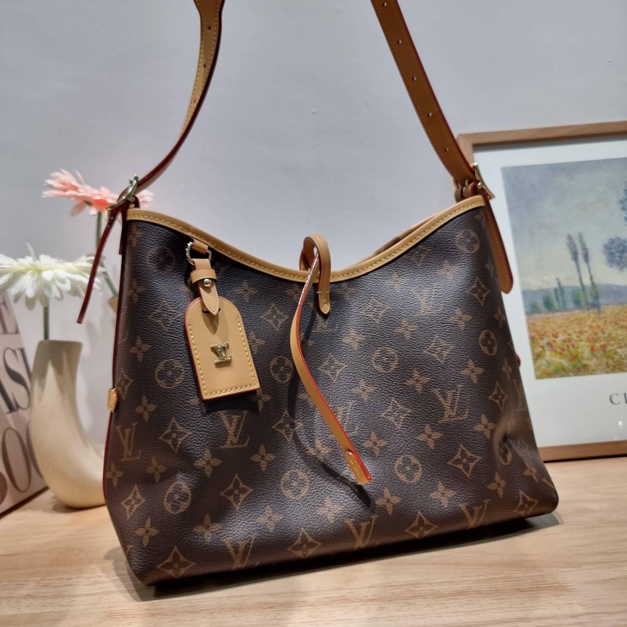 LV CARRYALL PM รุ่นลิมิเต็ดที่สาวๆตามหา กระเป๋าสะพายไหล่ทรงสวย ดีไซน์เรียบง่ายคลาสสิค หรู ดูผู้ดี รูปทรงใช้งานง่าย มาพร้อมใบลูก ไว้เก็บของจุกจิก วัสดุหนังแคนวาส ปากกระเป๋ามีสายหนังผูกกันของหล่นได้และยังมีกระดุมแม่เหล็กอีกด้วย สายสะพายถอดปรับได้ ภายในโล่งก