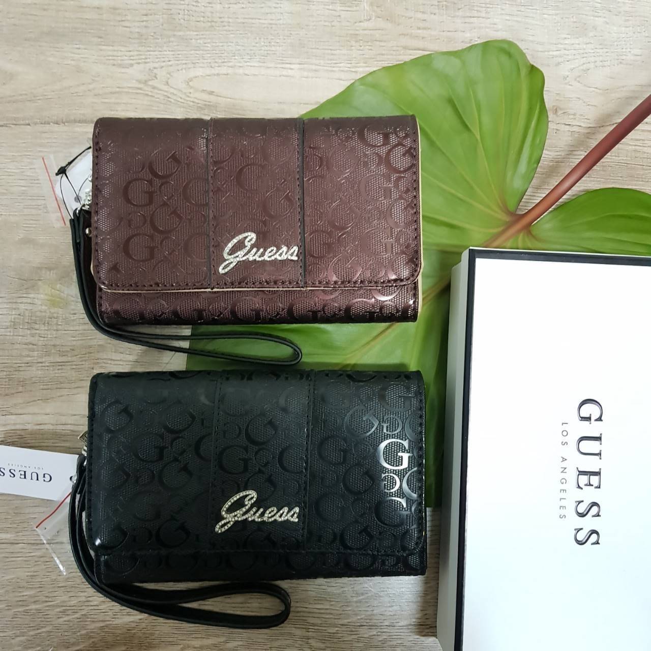 Guess leather wallet กระเป๋าสตางค์ใบกลาง มีสายคล้องมือสามารถถอดได้ ด้านหน้าแต่งโลโก้แบรนด์โลหะสีเงิน ภายในมีช่องใส่ธนบัตร,เหรียญ บัตรต่างๆ ปิดเปิดใช้งานสะดวก