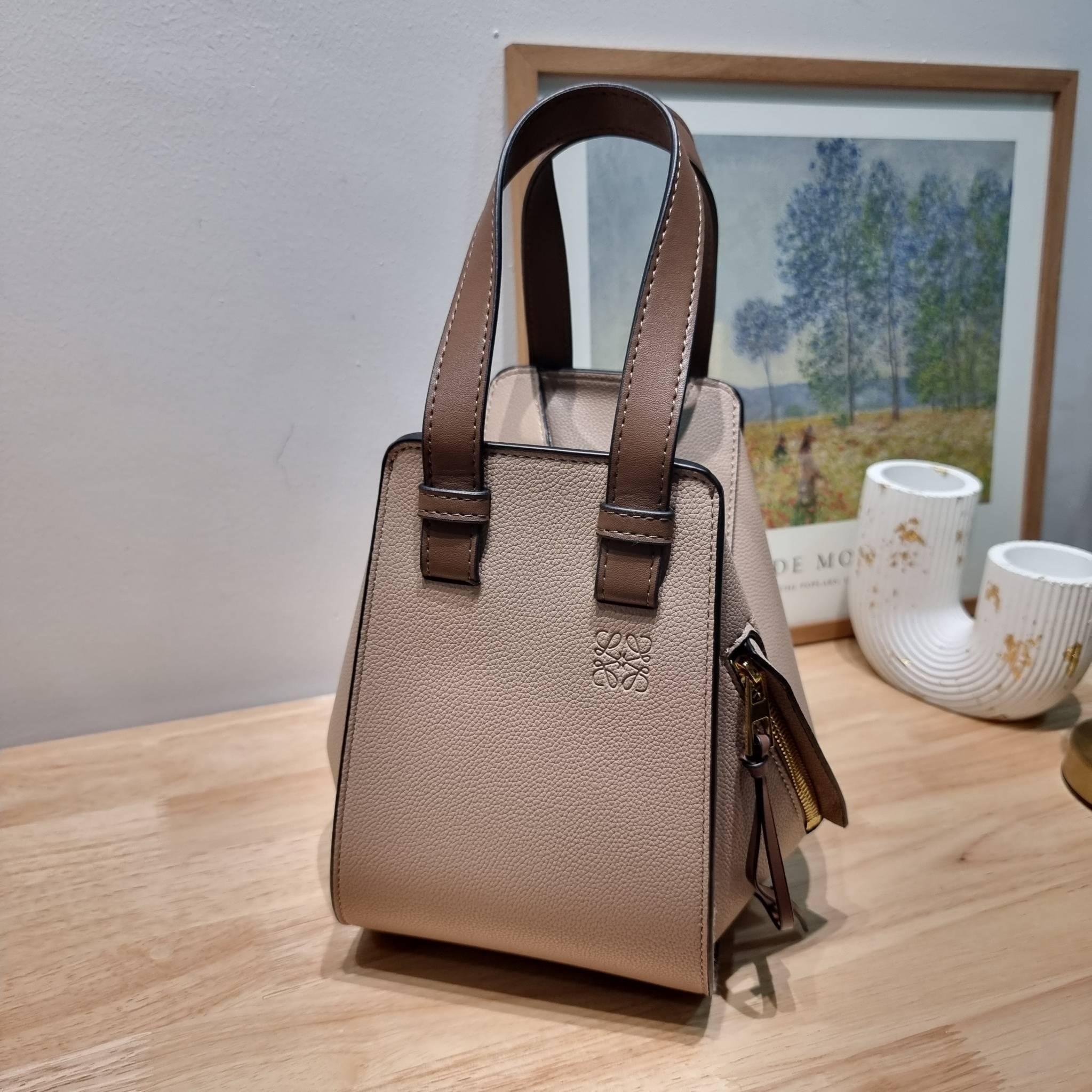 LOEWE SMALL HAMMOCK IN SAND GRAINED LEATHER คอลสุดฮิต ไอเท็มยอดนิยม ที่ใครๆก็ใช้กัน!! กระเป๋าสะพายดีไซน์สุดแซ่บ ที่สามารถปรับเปลี่ยนรูปทรงได้หลากหลาย