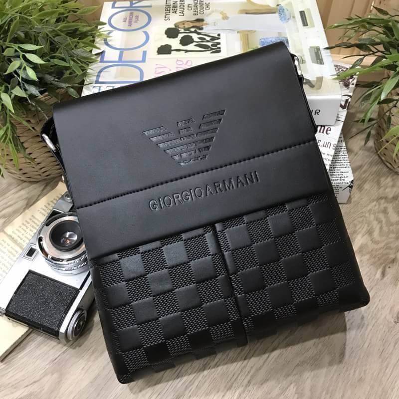 GIORGIO ARMANI CROSSBODY BAG กระเป๋าสะพาย Limited Edition จาก GIORGIO ARMANI JEAN เปิดปิดด้วยฝาปิดแม่เหล็กซ่อนด้านในตัวกระเป๋า พร้อมซิปสะดวกใช้ ปั้มโลโก้แบรนด์ด้านหน้ามี1ช่องใส่ของ ด้านหลังมี1ช่องซิป ขนาดกำลังดี น้ำหนักเบา กันน้ำ สามารถใส่ ipad mini กระเป