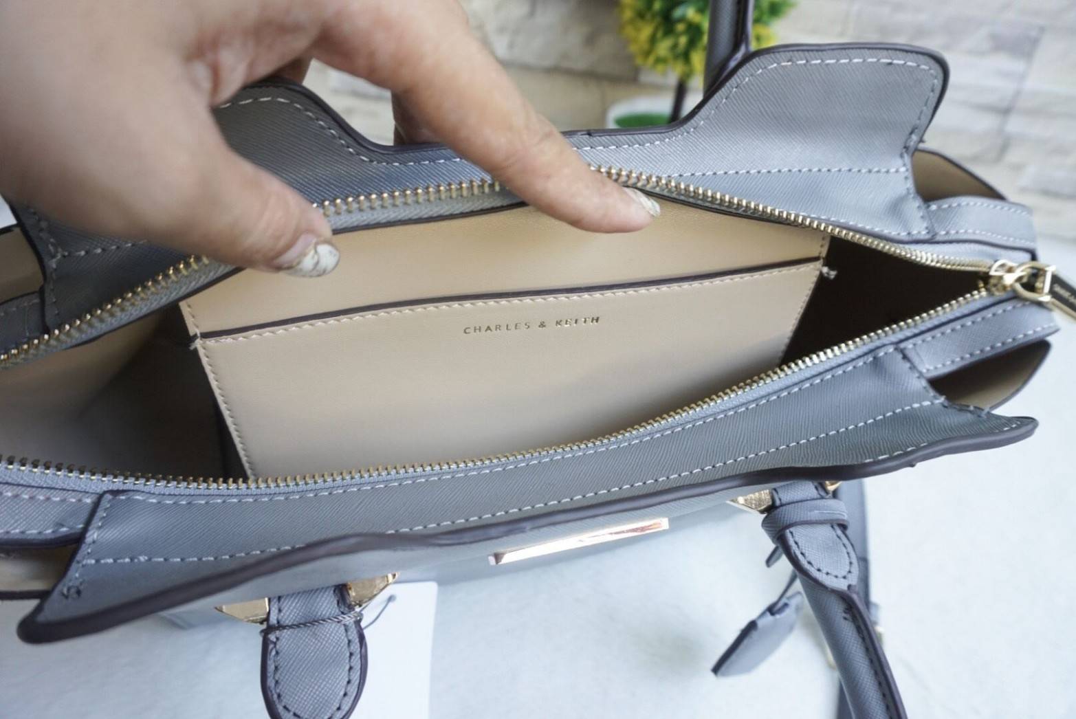 CHARLES & KEITH TRAPEZE TOP HANDLE BAG กระเป๋าสะพาย/ถือ วัสดุหนัง saffiano ใช้งานง่าย ทนมากๆค่ะ ด้านหน้ามีโลโก้แบรนด์ อะไหล่สีทองหรู มีหมุดรองฐาน 4 มุม เปิดปิดด้วยซิป ด้านในจุของมากๆ ค่ะ สายสะพายยาวถอดและปรับสายได้ 5 ระดับ สวยคุ้มมากๆใบนี้ สาวๆต้องมีค๊า