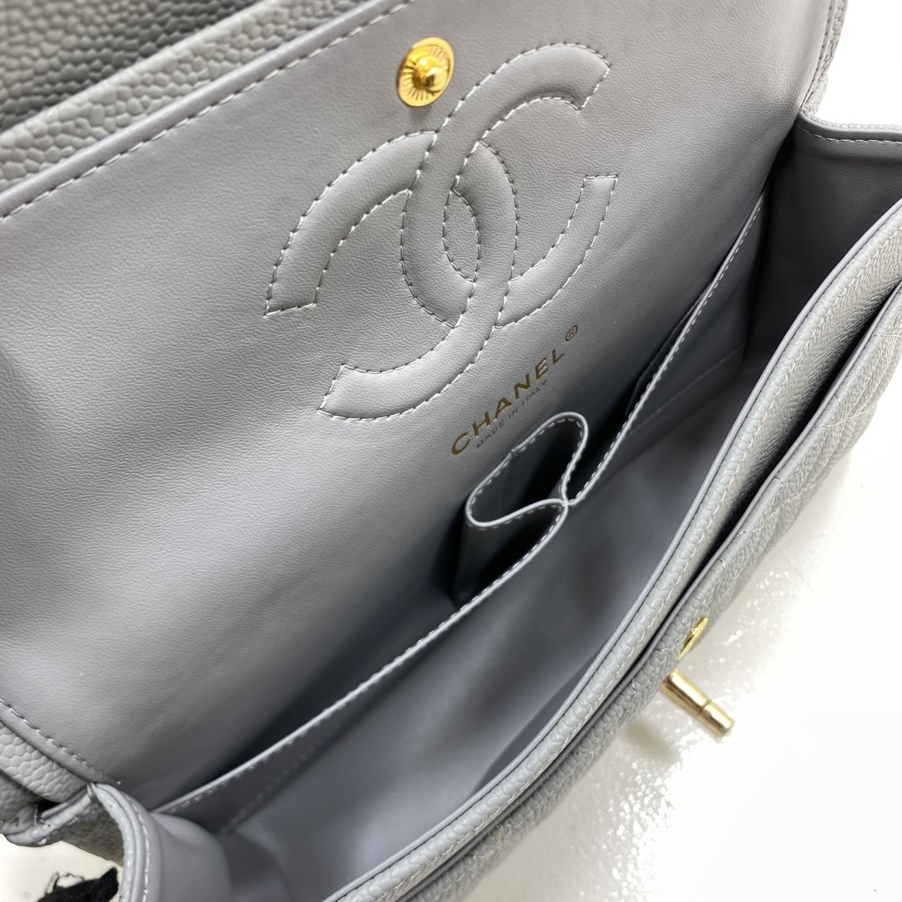 ORI หนังแท้ | CHANEL Classic Medium Flap Bag 25cm กระเป๋าสะพายคลาสสิกรุ่นยอดนิยมตลอดกาล ดีไซน์เรียบหรูหราขับผิว งานหนังแท้ อะไหล่ทองหรูหรา สุดยอดเดอะเบสท์ไอเท็ม