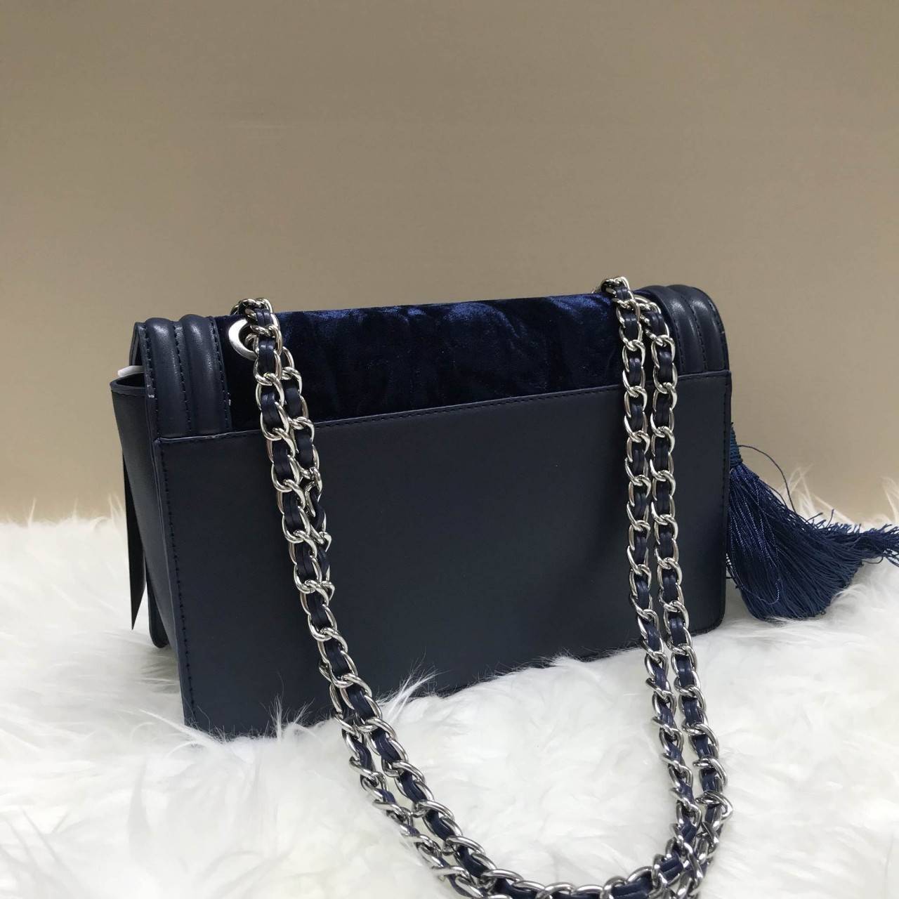 Pedro Velvet Tassel shoulder Bag รุ่นใหม่ชนช้อป!! จากแบรนด์ในเครือ charles&keith กระเป๋าสะพายข้างทรงกล่อง ตั้งอยู่ทรง สายสะพายโซ่ร้อยหนัง อะไหล่ทองทั้งใบ ด้านข้างประดับพู่สุดหรูสามารถสะพายได้ทั้งสายเดี่ยวและสายคู่ ภายในมีช่องซิปแยก สามารถใส่กระเป๋าสตางค์ท