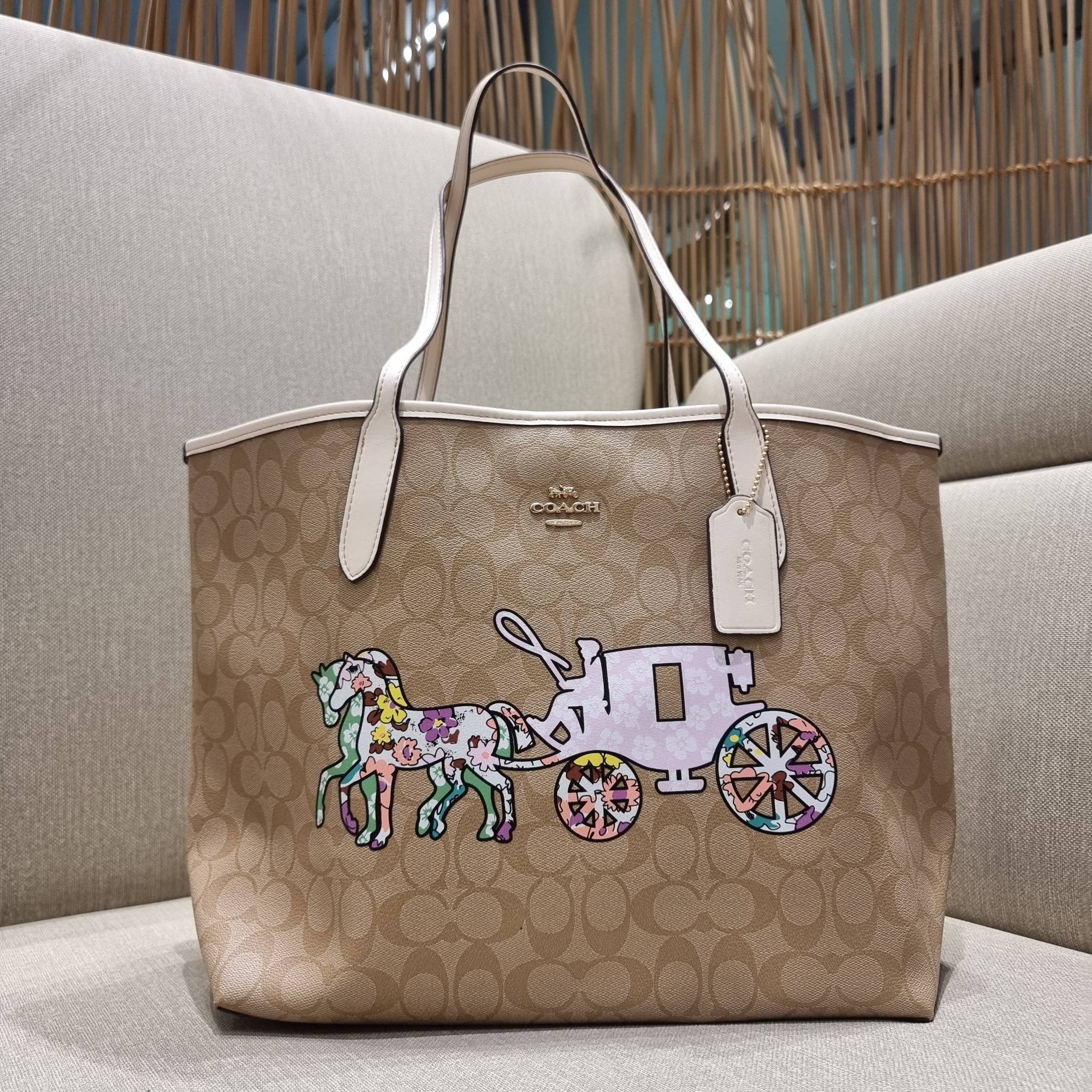 COACH CA607 CITY TOTE IN SIGNATURE CANVAS WITH HORSE AND CARRIAGE PATCHWORK GRAPHIC กระเป๋าทรงโท้ทใบใหญ่ คอลเลคชั่นใหม่ สวยโดดเด่นมากๆ น่ารักน่าใช้ไปอีกด้วยลวดลายซิกเนเจอร์โดดเด่น ใบนี้ใส่ของได้ของครบครัน จุได้แบบไม่ต้องกลัวเต็ม!! วัสดุหนังแคนวาสคุณภาพดี 