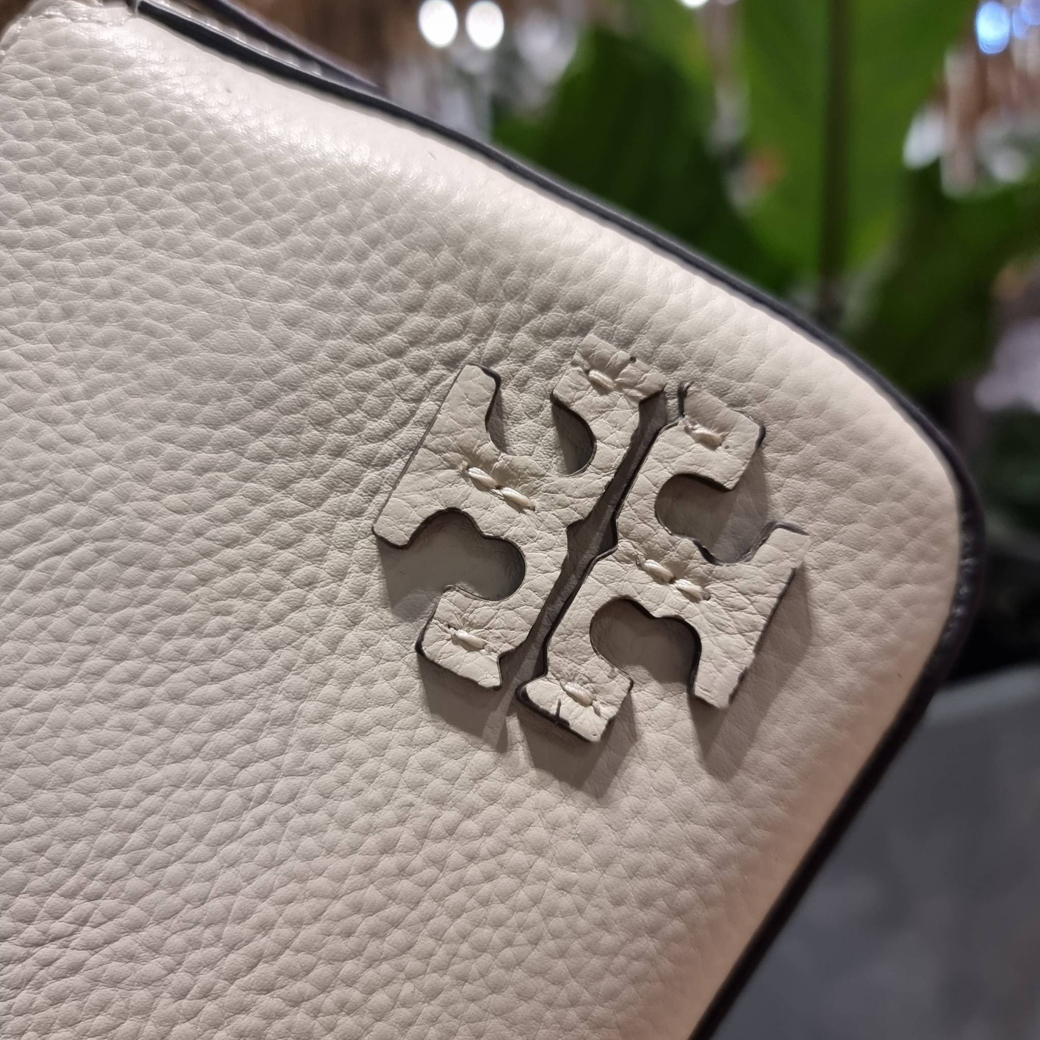 TORY BURCH MCGRAW WEDGE กระเป๋าสะพายไหล่ ทรงสวยไม่ซ้ำ ไม่เกร่อ!! สะดวกใช้งาน ดีไซน์เรียบแต่แฝงความหรู และคลาสสิคในตัว วัสดุหนังลูกวัว สัมผัสดี สวยคม เปิด-ปิดด้วยซิป ภายในเป็นช่องโล่ง มีช่องย่อยเก็บบัตร มาพร้อมสายสะพายในตัว ปรับได้อีกเล็กน้อย ไอเท็มนี้เหมา