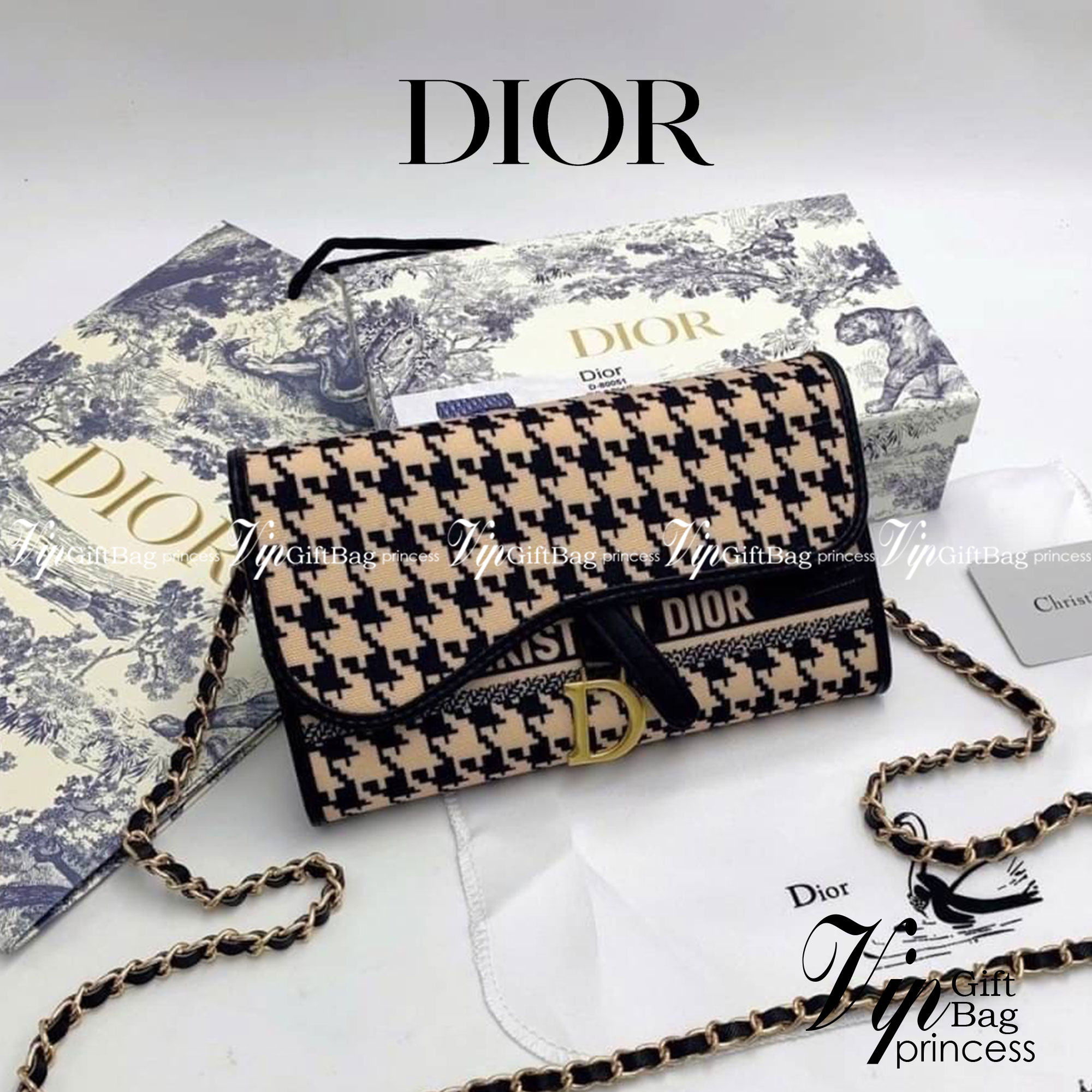DIOR LONG WALLET WITH CHAIN MONOGRAM / DIOR WALLET กระเป๋าสตางค์ใบยาวพร้อมสายสะพายโซ่อะไหล่ทองสลับหนัง ขนาดกำลังน่ารัก เป็นเอกลักษณ์ของความหรู วัสดุแคนวาสแท้และผ้า Jacquard อย่างดี ผสมผสานความสง่างามและคลาสสิกที่เข้ากับยุคสมัย ด้านหน้าโดดเด่นด้วยซิกเนเจอร