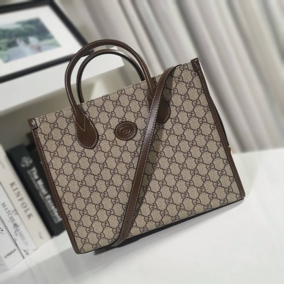 GUCCI FRAGRANCES CROSSBODY BAG VIP ORIGINAL 1:1 GIFT WITH PURCHASE (GWP) พรีเมี่ยมกิ๊ฟ Limited Edition จาก GUCCI PERFUME ใบใหญ่ทรง TOTE **ใส่ไอแพดได้ วัสดุ Geniune Leather หนังแท้ตัดผ้าแคนวาส ทรงเหลี่ยมสุดฮิต ดีไซน์สวยอยู่ทรง ภายในโล่งกว้าง มาพร้อมช่องซิป