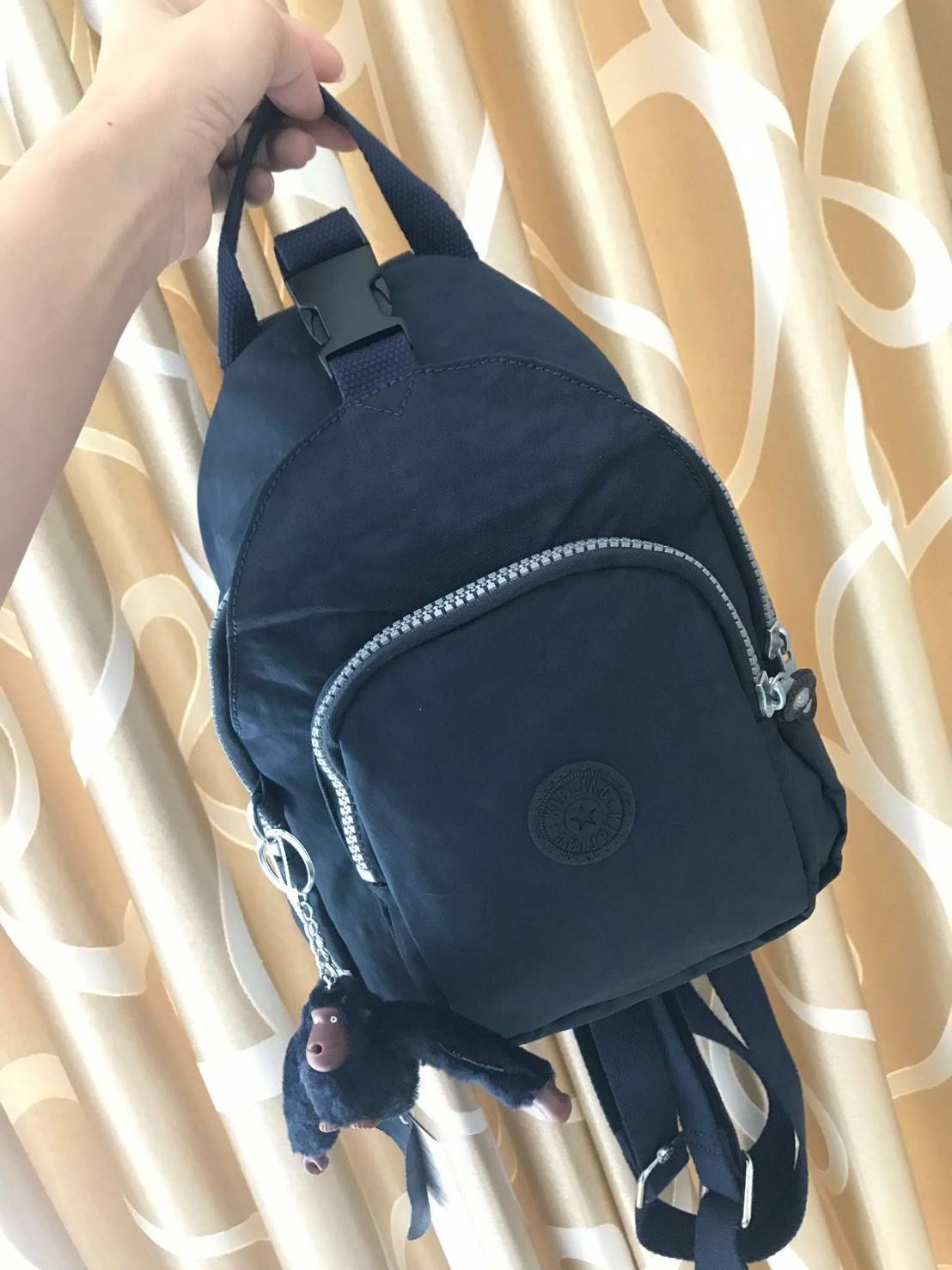 Kipling Backpack & Handbag K15456 กระเป๋าหรือสะพายหลังแบบเป้ หรือคาดอก เปลี่ยนสไตล์เท่ๆได้ด้วยซิปเดียวด้านหลัง ขนาดกลางกำลังดี วัสดุpolymide100% น้ำหนักเบา ช่องหลักเปิดปิดสองชั้นด้วยซิปและตัวล้อคทันสมัยใช้งานง่าย ด้านหน้า1ช่องซิปเก็บของจุกจิกจิก ใช้ได้แบบ