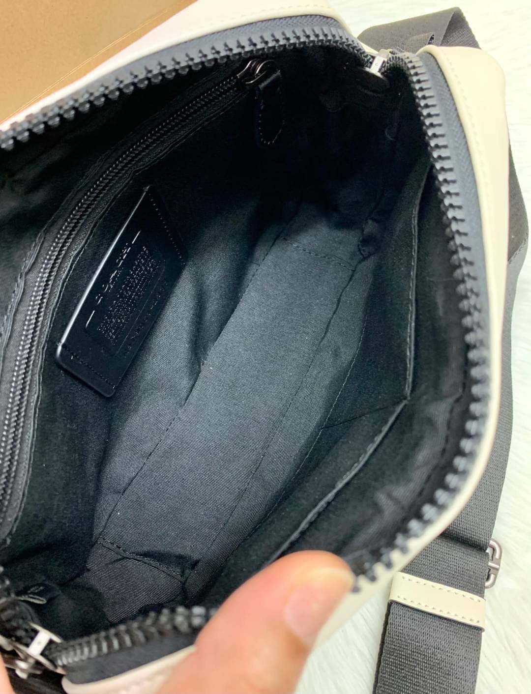 COACH EDGE CROSSBODY IN SIGNATURE CANVAS กระเป๋าสะพายครอสบอดี้ร์ วัสดุหนังแท้ หนังนิ่มอย่างดีค่ะ ด้านหน้ามีช่องซิปซ่อนให้หนึ่งช่อง เปิดปิดช่องหลักแบบซิปคู่ภายในกว้าง ใส่ของได้จุเลยนะคะ มีช่องซิปและช่องเล็กให้อีก2ช่อง;ด้านหลังกระเป๋าเป็นช่องโล่งใส่ของอีกช่