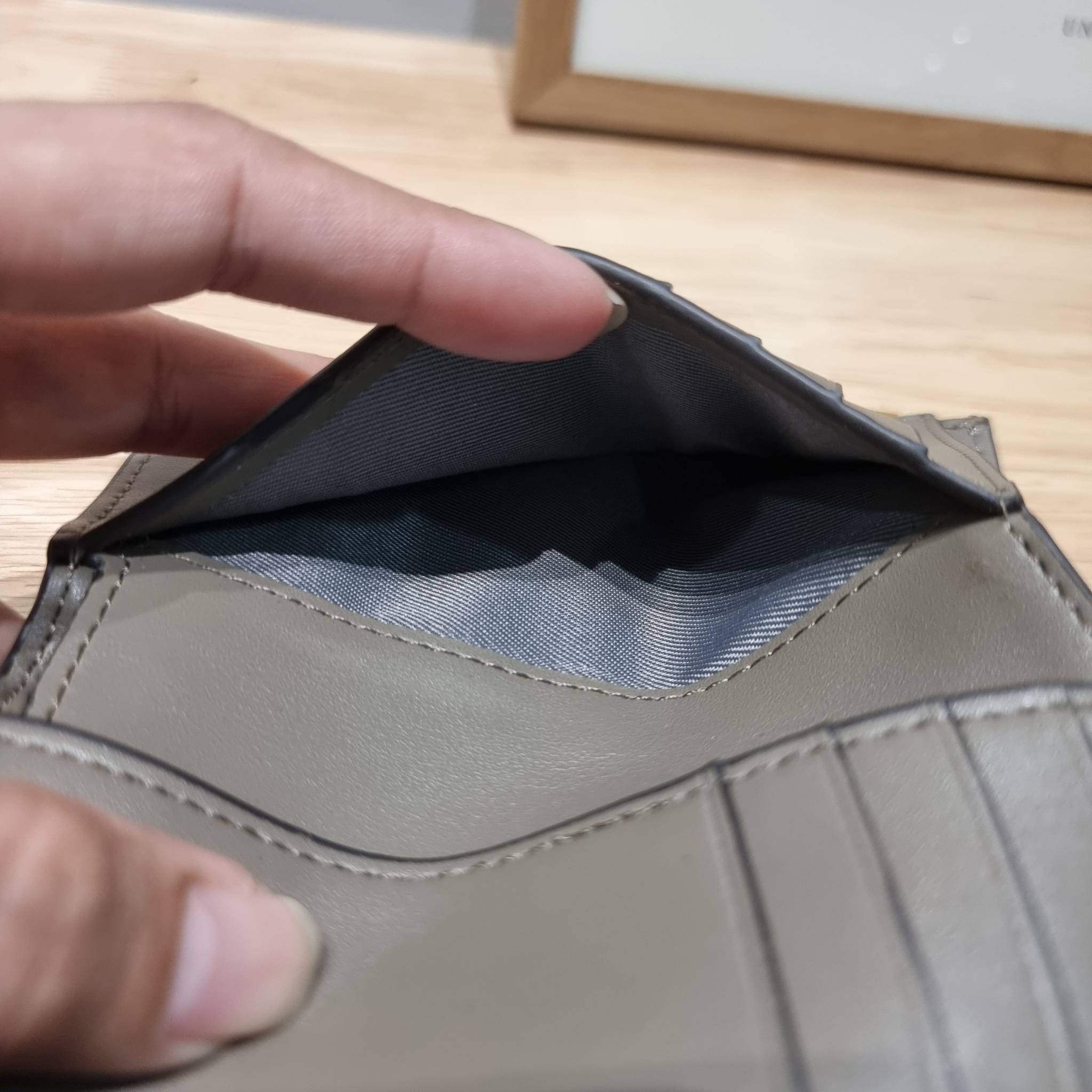 TORY BURCH KIRA MIXED MATERIALS MEDIUM FLAP WALLET กระเป๋าสตางค์ใบกลาง รุ่นยอดนิยม ดูหรูหรา ดูแพง ดีไซน์คลาสสิค ขนาดกำลังพอเหมาะ