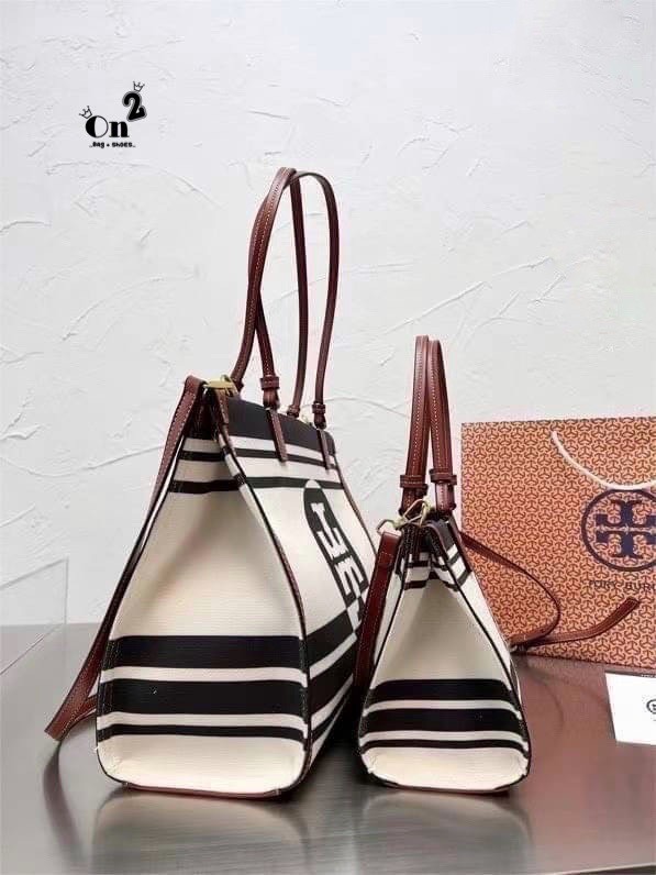 Tory Burch Ella Jacquard Stripe Tote มี 2 ขนาด 10" 13" กระเป๋าสะพาย Tory 😍😍ทรง tote มาใหม่ ผ้าแคนวาสอย่างดี ตัดขอบหนังสีน้ำตาลขนาดกำลังดี จุของได้เยอะเลยค่ะ งานจริงสวยน่าใช้มากๆ