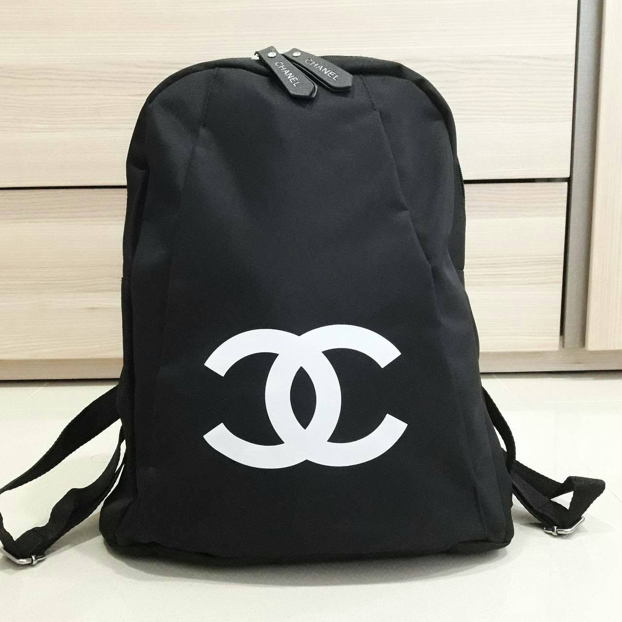 New Arrival!! มีมาให้ช้อปแล้วคะ สำหรับสาวๆแนว sport กับ Chanel nylon backpack จากงาน vip gift แบรนด์ดังอย่าง chanel โดดเด่นด้วยขนาดกำลังดี มีสกรีนโลโก้ด้านหน้า เปิดปิดด้วยซิปที่จับหนังปั้มแบรนด์ ด้านในใส่ ipad + สมุดโน้ตได้สบาย มีช่องซิปเก็บของอีกช่องค้า 
