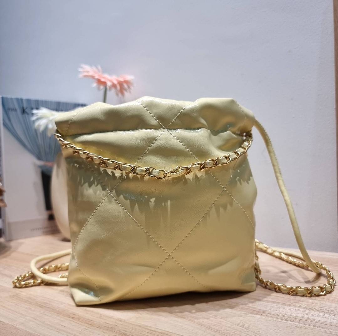 Chanel 22 mini bag / CHANEL 22 MINI HANDBAG พร้อมส่ง 4 สี กระเป๋าสะพาย ดีไซน์เรียบหรู โดดเด่นจากสายสะพายโซ่สีทอง และเหรียญโลโก้ ใช้ได้ง่ายๆไปเลยทุกโอกาส