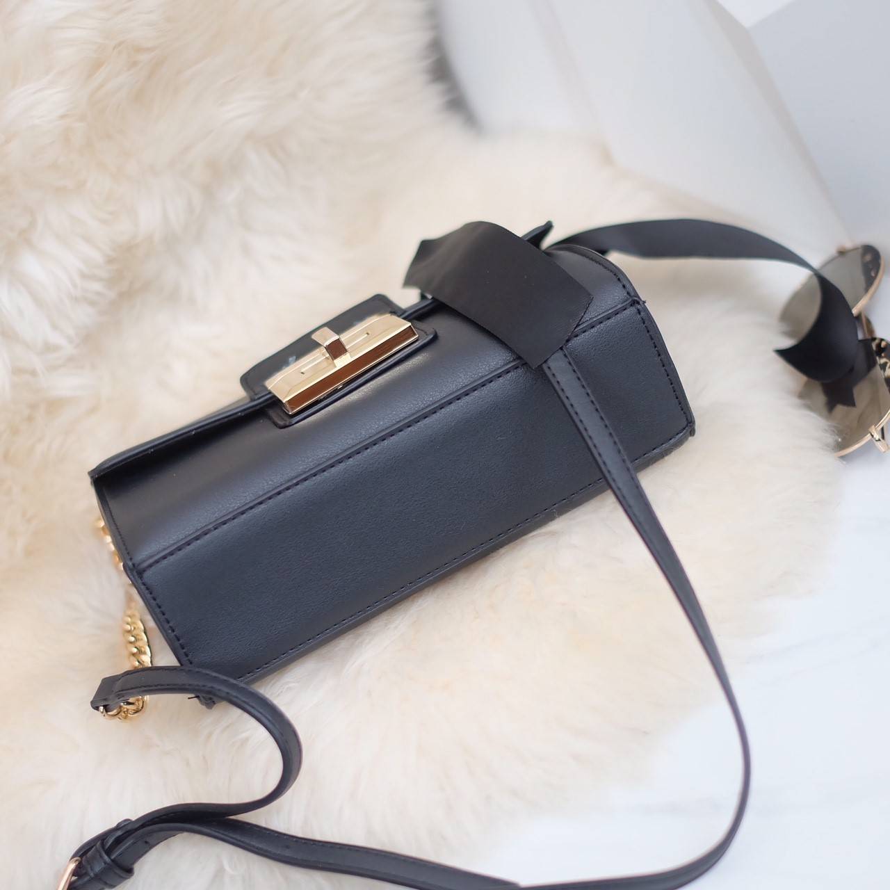 Aldo กระเป๋า สะพาย สวยๆ ขนาดกำลังดี ดีไซน์ หรูหรา ด้านหน้าตัวล็อคทอง Rose gold ดีไซน์สวย เพิ่มความมีสไตล์ให้กับกระเป๋า แถมริ้บบิ้นผูกเพิ่มความน่ารัก (สามารถถอดออกได้) ใบนี้สะพายออกงานสวยเกิดแน่นอนค่ะ รับประกันเลย