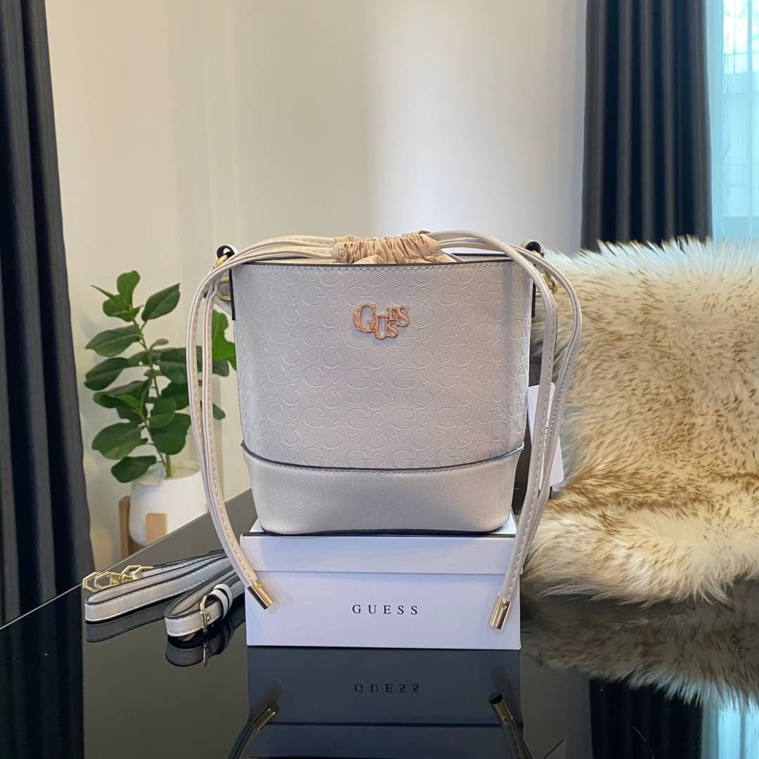 Guess Agata Bucket Handbag กระเป๋ารุ่นใหม่ล่าสุดทรงถังสุดน่ารัก พิมพ์ลายรอบใบ วัสดุ Saffiano PU คุณภาพดี นิ่ม น้ำหนักเบา ด้านหน้าประดับด้วยโลโก้แบรนด์สวยโดดเด่น เปิด-ปิดด้วยเชือกหนังใช้หูรูดปลายเชือกประดับอะไหล่ทองสะดวกใช้ ด้านในโล่งกว้างมีช่องเล็กสำหรับใ