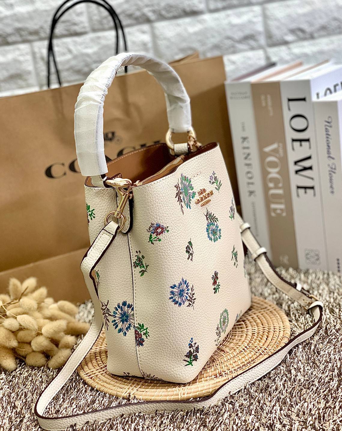 รุ่นฮิต รุ่นขายดี รุ่นที่สาวๆต้องมีค่ะ!! COACH SMALL TOWN BUCKET WITH DANDELION PRINT ((2310)) พร้อมส่งที่ไทยอีกครั้ง ห้ามพลาดค๊าาา😘 กระเป๋าทรงถัง หนังแท้ลายหนังสวยนิ่มอย่างดีค่ะ!