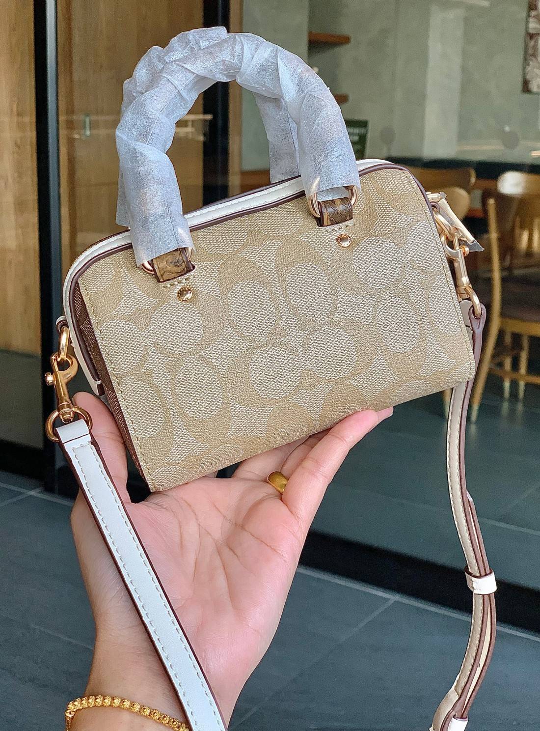 จิ๋วแต่แจ๋วไปเลยค่าา😘 COACH MICRO ROWAN CROSSBODY ((2300)) MINI พร้อมส่ง! บอกเลยสาวๆห้ามพลาด ใบจริงสวยมากๆค่ะ! กระเป๋าขนาดมินิๆ หนังCanvas ผสมหนังบายหูตรงหูหิ้วได้ลงตัวสวยวามมากๆเลยค่ะ//ด้านหน้ามีช่องซิปเล็กใส่เหรียญ เปิดปิดช่องหลักแบบซิป ภายในใส่