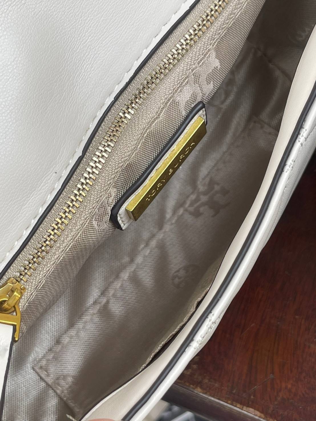 Tory burch crossbody and mini top handle Bag กระเป๋าถือที่มีดีไซน์แสนจะธรรมดาแต่ให้ลุดสุดชิด โดยลวดลายการเดินด้ายกระเป๋าที่มีรสนิยมดูแล้วคลาสสิค ตัวกระดุมของกระเป๋าเปิด-ปิดได้ง่าย หนังมีความนิ่ม จะถือก็ให้ความเก๋ได้อีกแบบ เหมาะกับการไปเที่ยวทั้งในวันสบาย