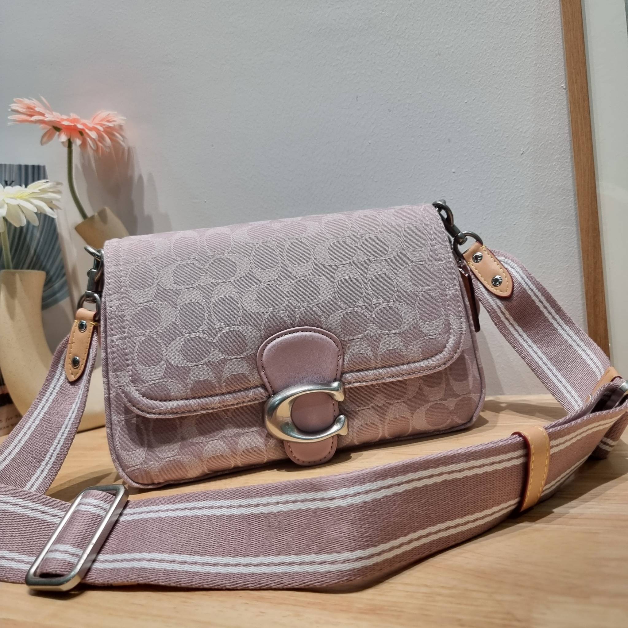 COACH CJ854 SOFT TABBY SHOULDER BAG IN SIGNATURE DENIM ฉุดไม่อยู่แล้วจริงๆกับไอเท็มนี้ ที่ร้อนแรงแบบปังๆไปเลย!! กระเป๋าสะพายไหล่/สะพายข้าง ดีไซน์วินเทจย้อนยุค สวยคมชัด คลาสสิคใช้ได้ทุกลุค