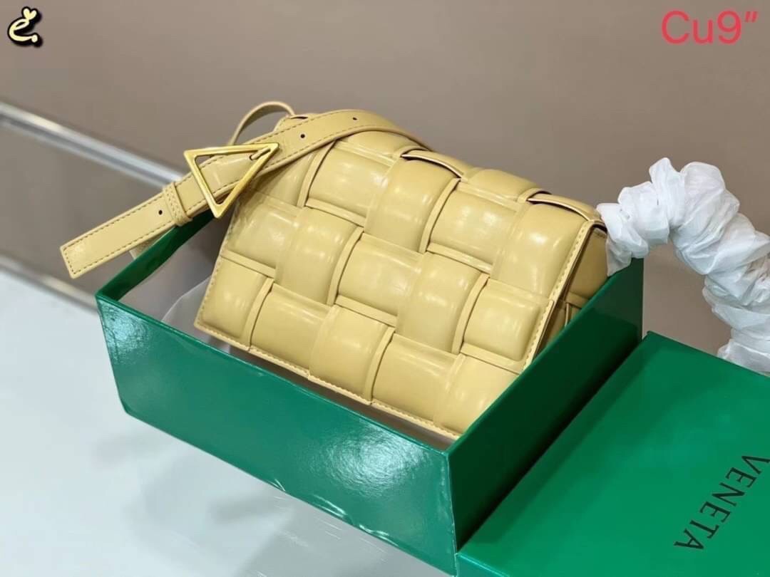 BOTTEGA VENETA PADDED CASSETTE BAG สร้างสรรค์ให้ไอเท็มนี้ดูหรู ดูแพง ใบจริงสวยมาก ใช้ได้ทั้งชายหญิง มาจำนวนจำกัด รีบตำกันน้า ไม่อยากให้พลาดเลยจ้า