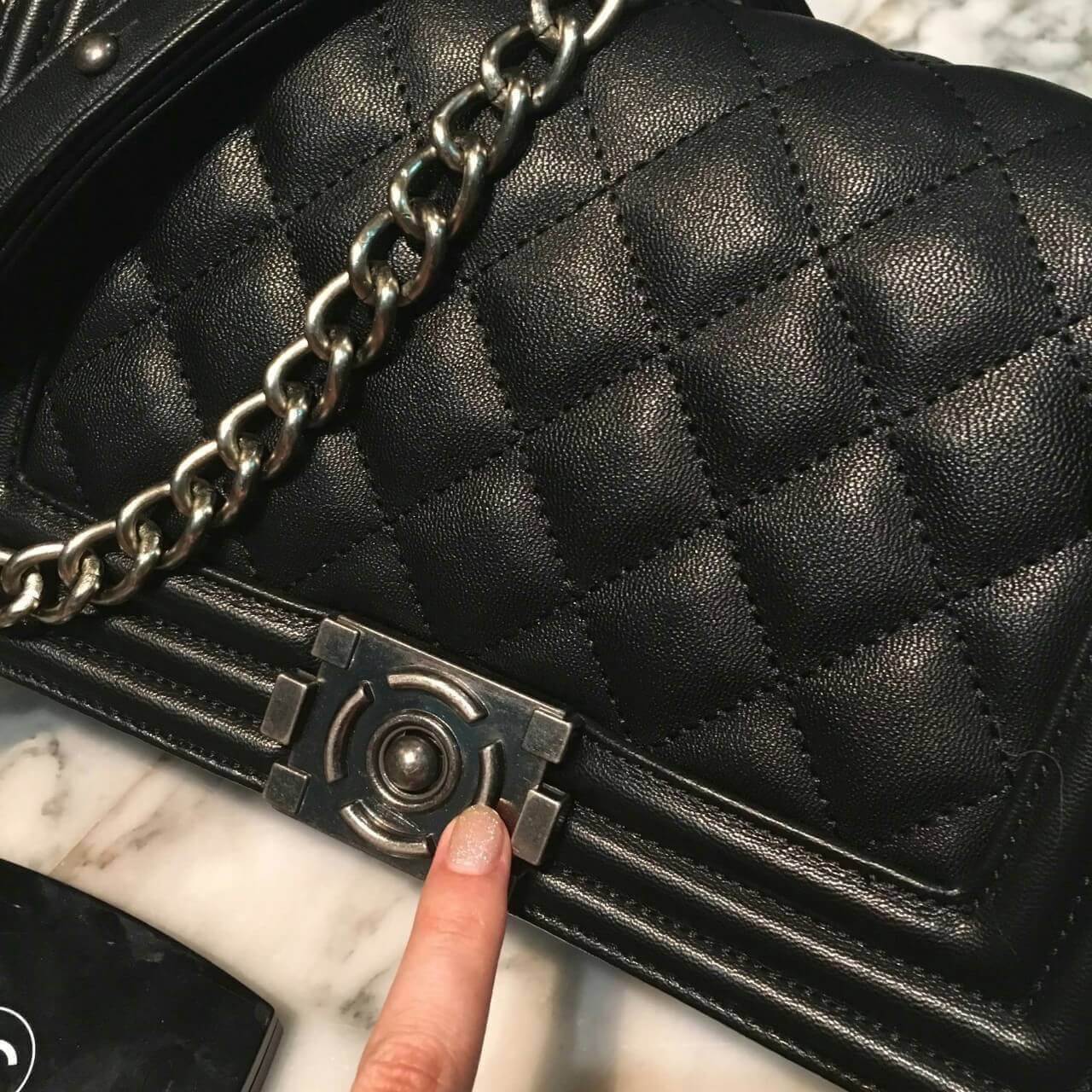 ทางร้าน ได้กระเป๋า จากแบรนด์ KEEP ทรงเดียวกับ Chanel boy เลย รุ่น KEEP shoulder Luxury Quited bag สวย หรู เท่ มากๆ เลยน๊า กระเป๋าอยู่ทรง #หนังแกะสังเคราะห์นิ่มตึงสวยมากคะ สายโซ่ มีที่รองไหล่ สะพายสบายคะ สายปรับ สั้น ยาวได้คะ #ใบจริงสวยมาก เข้ากับชุดได้ง่า