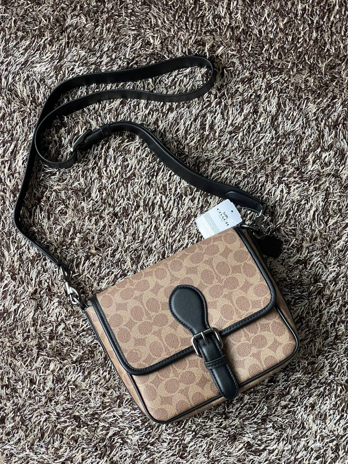 Coach Frankie Crossbody In Signature Canvas Leather Bag Sling CD877 กระเป๋าสไตล์แฮนด์ฟรีที่จัดระเบียบอย่างดีสำหรับการเดินทางหรือที่ทำงาน Frankie Crossbody ขนาดกะทัดรัดถือทุกสิ่งที่จำเป็นด้วยพื้นที่สำหรับโทรศัพท์ กระเป๋าสตางค์ กุญแจและอีกมากมาย ผลิตจากผ้าแ