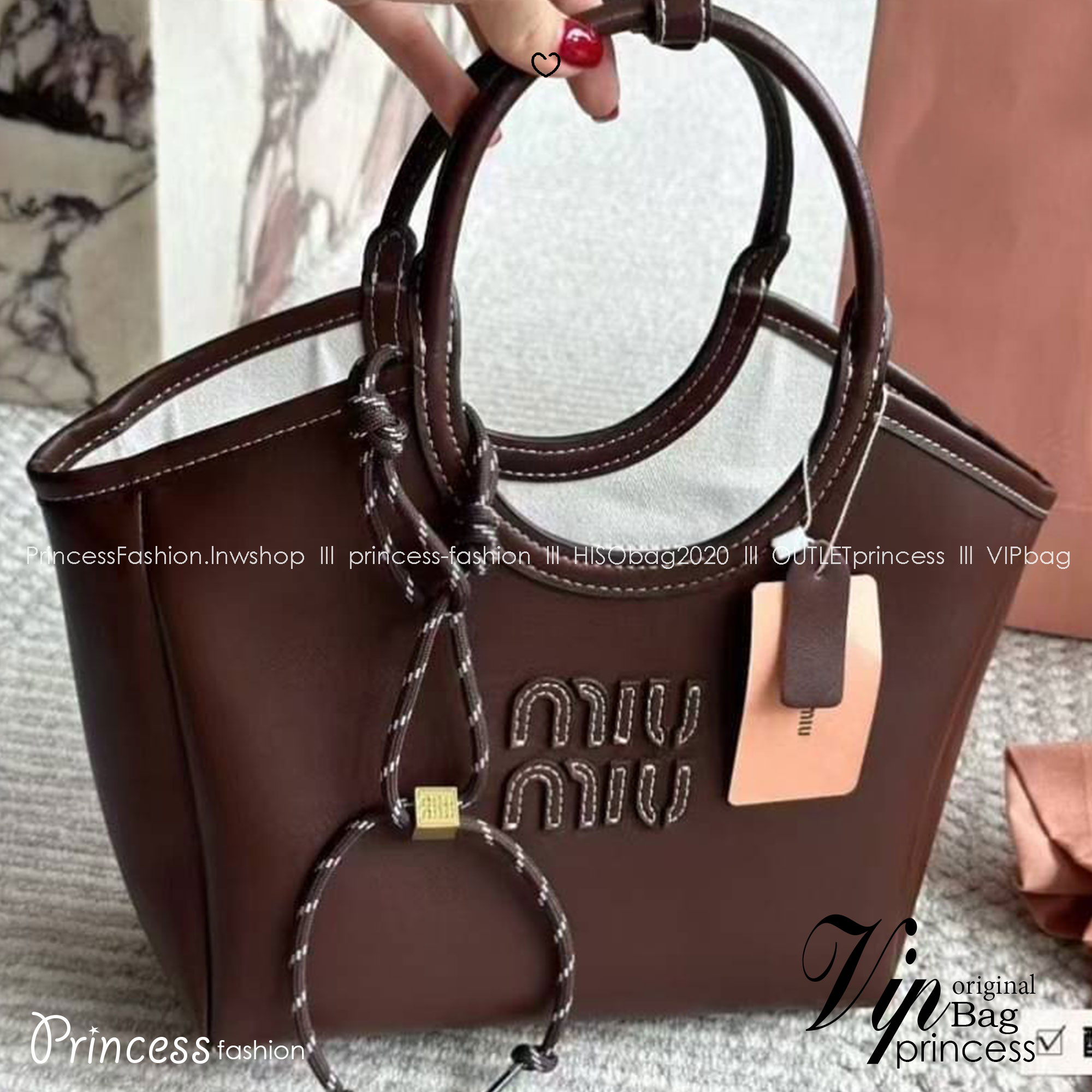 MIU MIU Ivy Leather Tote Bag กระเป๋าถือทรงโท้ทงานหนังเรียบเต็มใบ เรียบหรู มีความยูนิค จับแมตช์ง่าย สวยงามได้หลายสไตส์ ภายในโล่งกว้าง จุของได้เยอะ ใบจริงสวยเกินเบอร์จ้า