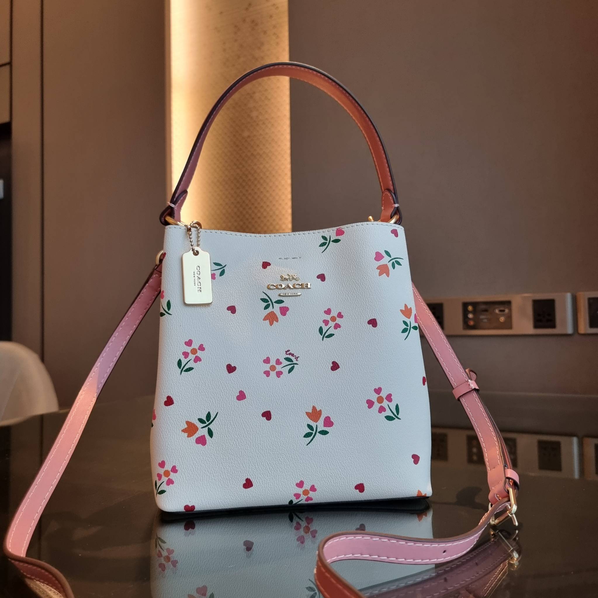 COACH C7976 SMALL TOWN BUCKET BAG WITH HEART PETAL PRINT 💕💜💕💝 คอลเลคชั่นใหม่ล่าสุด ที่พร้อมให้สาวๆได้สวยในเทศกาลแห่งความรัก กระเป๋าทรงบัคเก็ตไซส์เล็ก ดีไซน์ลวดลายสุดคิ้วท์ ช่อดอกไม้หัวใจ เห็นแล้วต้องปิ๊ง!! วัสดุหนัง pepble 