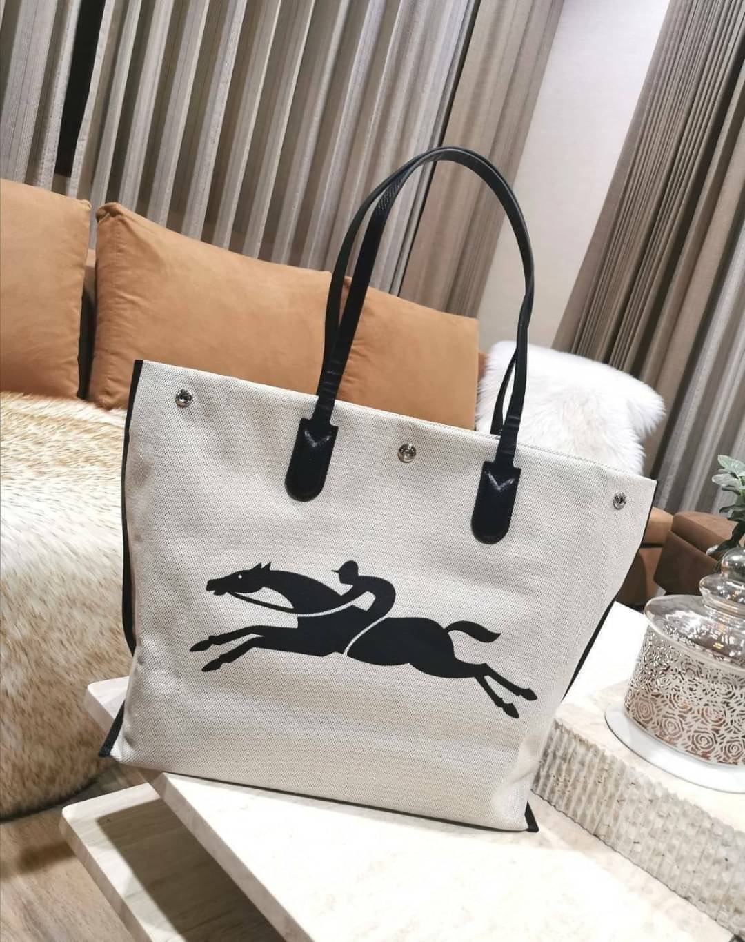 LONGCHAMP ESSENTIAL TOILE SHOULDER BAG L ECRU วัสดุ Cotton Canvas & Grained cowhide คอลเลคชั่นใหม่ ฮิตสุดๆในเหล่าดาราเซเลป ด้วยดีไซน์สวยขนาดกำลังดีเนื้อหนาอยู่ทรง น้ำหนักเบา