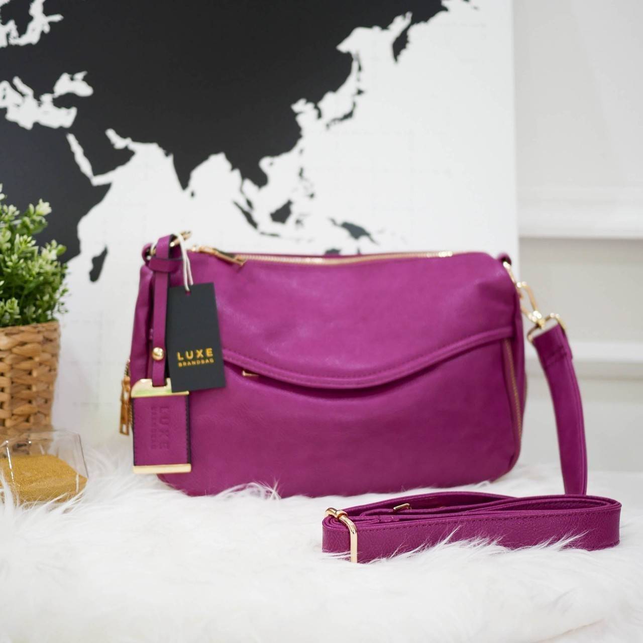 กระเป๋าถนอมสุขภาพไหล่ ใหม่ล่าสุดให้คุณได้ช้อปก่อนใคร Healthy bag จาก Luxe Light shoulder city bag กระเป๋าสะพายที่กล้าพิสูจน์ความเบา ดีต่อใจ สายสะพายไหล่เพิ่มความกว้าง ช่วยในการถ่ายเทน้ำหนัก ภายในบุผ้าเบาบางพิเศษ แต่ยังทนทานและไม่บกพร่องเรื่องฟังค์ชั่นใช้ง