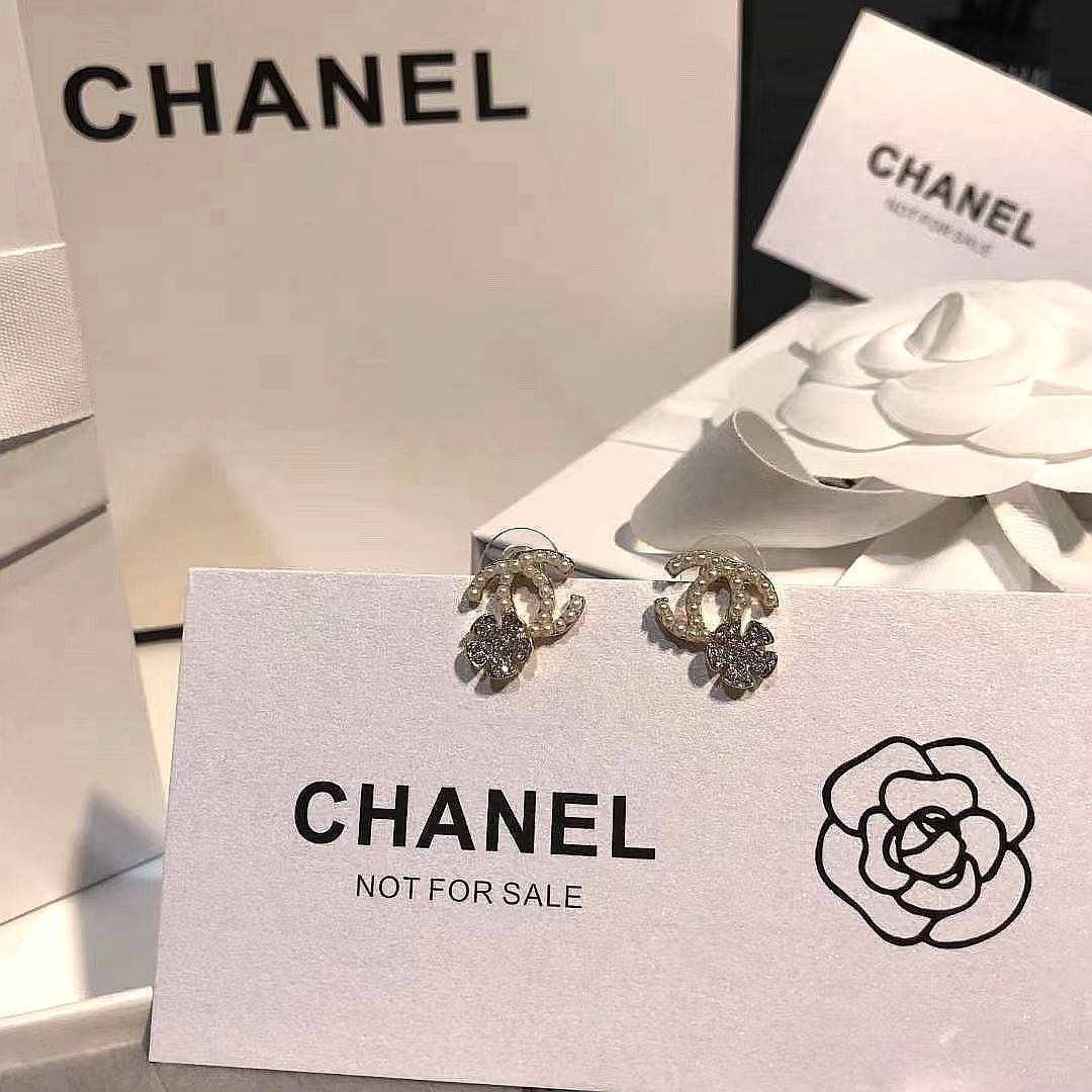แพ็คสุดคุ้ม! CHANEL 7Days EARRING VIP ชุดกิ๊ฟเซทสุดเลอค่า ไอเท็มหายากชวนสะสมมาเป็นชุดให้ถึง7แบบ7สไตล์สลับใช้ ดีไซน์สวยเลอค่าสุดคลาสสิค จองด่วนไอเท็มแบบนี้นานๆจะหลุดมาให้ช้อป จะซื้อใช้เองหรือมอบเป็นของขวัญก็เลิศหรูดูดีมาใน Original Package มีกล่อง ริบบิ้น 