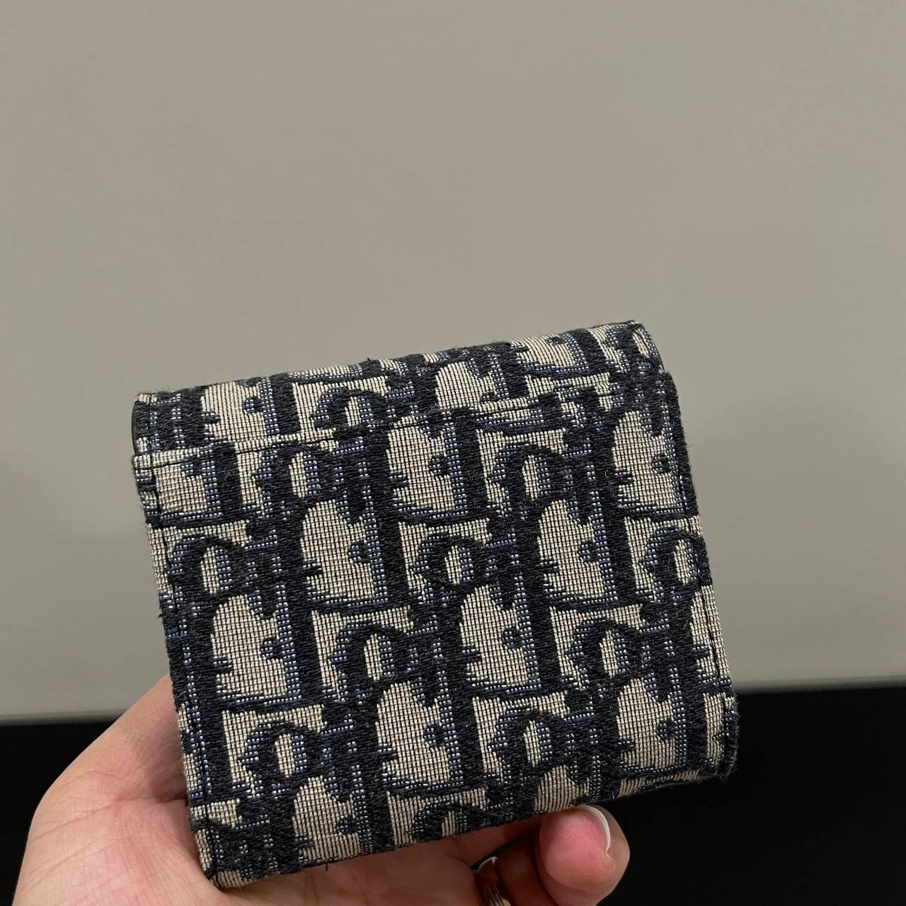 ORI 🥂DIOR Wallet Saddle Lotus / Dior tri-fold wallet เกรดออริจินอล กระเป๋าสตางค์ 3 พับ วัสดุหนังแท้ และผ้า Jacquard อย่างดี ทอสวยงามที่สุด ผสมผสานความสง่างามและคลาสสิกที่เข้ากับยุคสมัย ด้านหน้าโดดเด่นด้วยซิกเนเจอร์ของ Christian Dior อะไหล่สีทองอ่อ