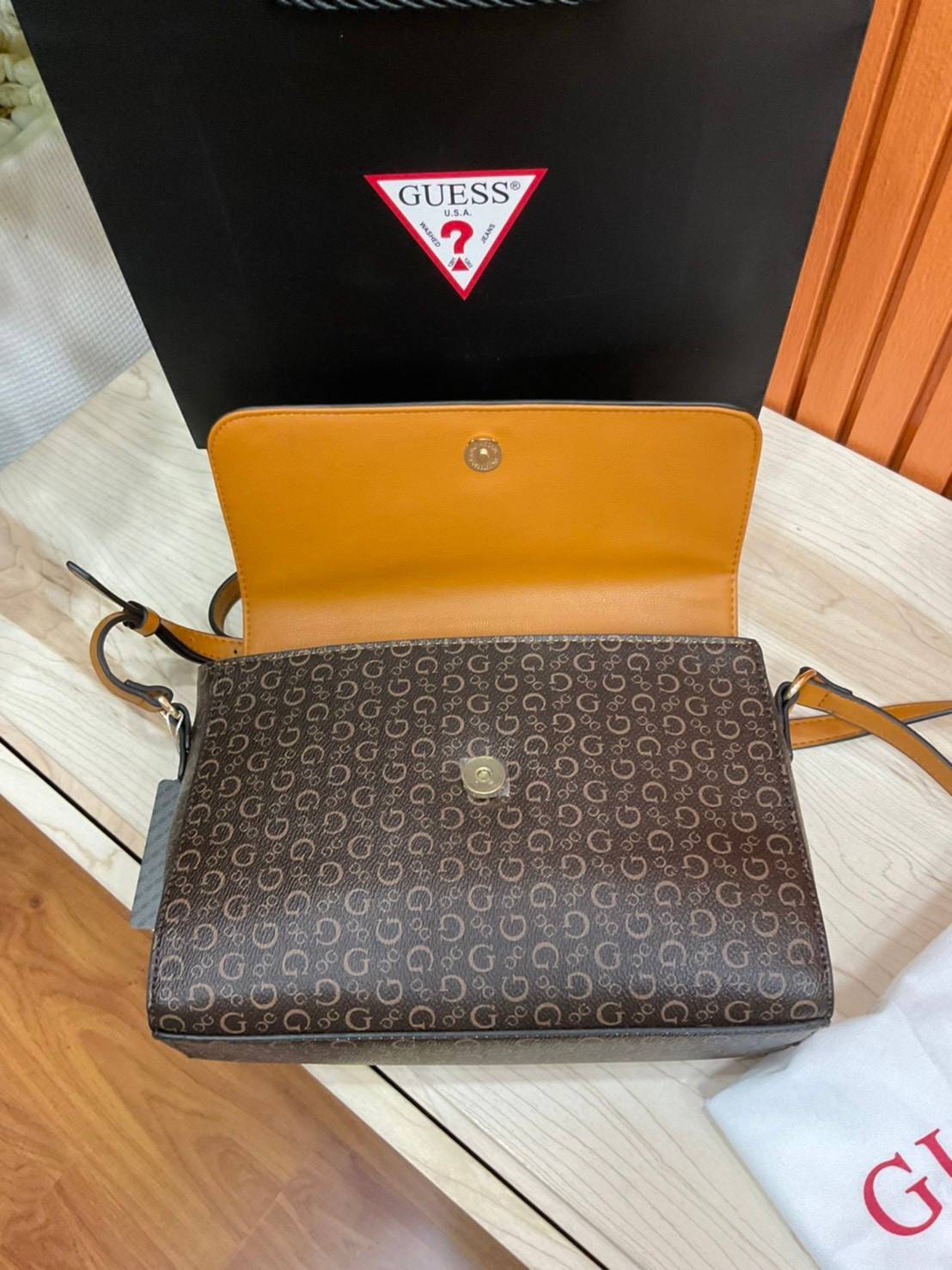 ของแท้ 💯% 】Guess Brit Crossbody Bag in Charcoal Signature Faux Leather and G Monogram Print with Black Leather Flap - Women's Sling Bag กระเป๋าสะพาย Crossbody ทรงเหลี่ยม รุ่นยอดนิยมอีกรุ่นหนึ่งของ Guess ตัวหนังคือดีงามทรงสวย หนังนิ่มน่าใช้มาก