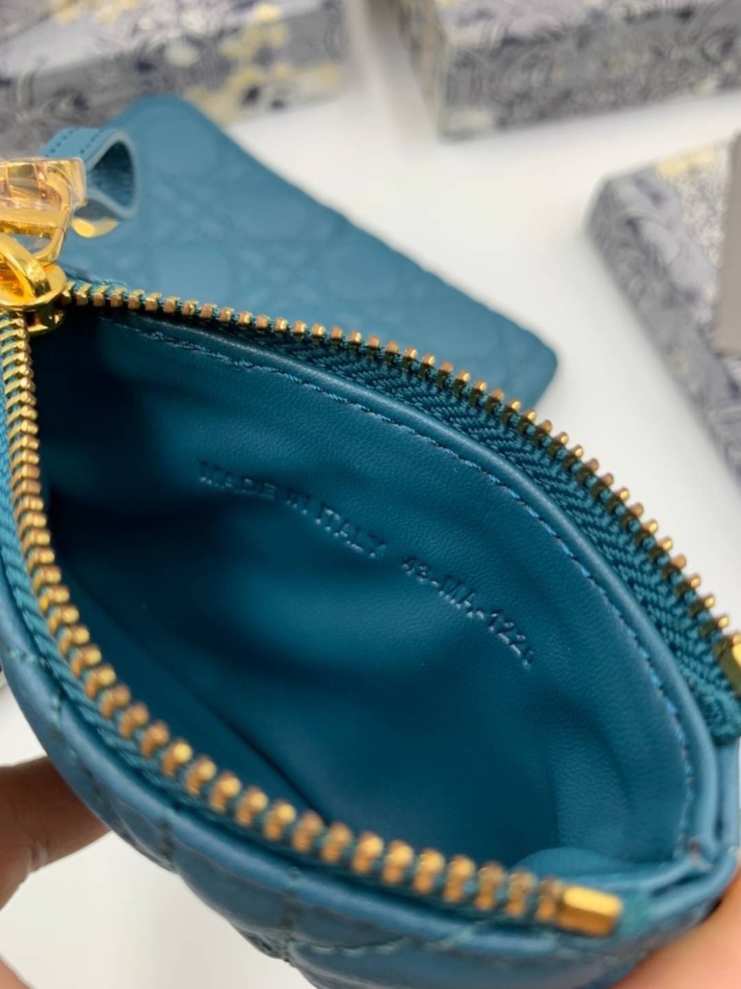 VIP 】CHRISTIAN DIOR PHONE BAG 2 in 1 DOUBLE BAG กระเป๋าเซ็ท 2 ใบ มีสายสะพายข้าง ถอดออกใช้งานได้ ถือว่าคุ้มมากๆเลยค่ะ สามารถใช้งานแยกกันได้ ใส่สายสะพายหรือ ถือได้ วัสดุหนังแท้ สวยงามนุ่มฟู น่ารักมากๆ เลยน้าาา