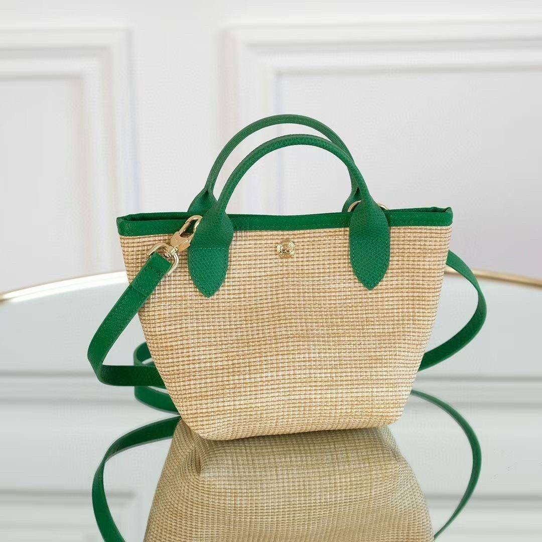 Longchamp Le Pliage Paris-St Tropez Handtasche มาแร้ววววใหม่ล่าสุดนุ้งมินิ ตัลร๊ากกก วัสดุสาน ด้านหน้าปักโลโก้ม้าอันเป็นสัญลักษณ์ของแบรนด์ ทนทานแข็งแรง ใบมินิ น้ำหนักเบา จุของได้เยอะ ใส่กระเป๋าตังค์ โทรศัพท์ iphone+ ได้ ภายในโล่ง มีสายสะพายไหล่ Crossbody 