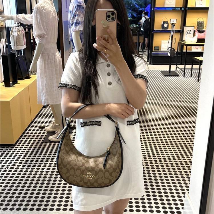 Coach Bailey Hobo With Whipstich Shoulder Bag (coachc1322) กระเป๋าcoach ทรงโค้งใช้แบบหิ้วหรือคล้องไหล่ก็ดูดี ใช้วัสดุหนังแท้ชั้นดี หนังสวยมากๆค่ะ ด้านหน้าใช้อะไหล่แบรนด์ตัวใหญ่ หรู ดูสะดุดตามีเดียว จุดเด่นตรงสายคือร้อยหนังเป็นสีเข้ากับตัวกระเป๋าได้สวยงาม 