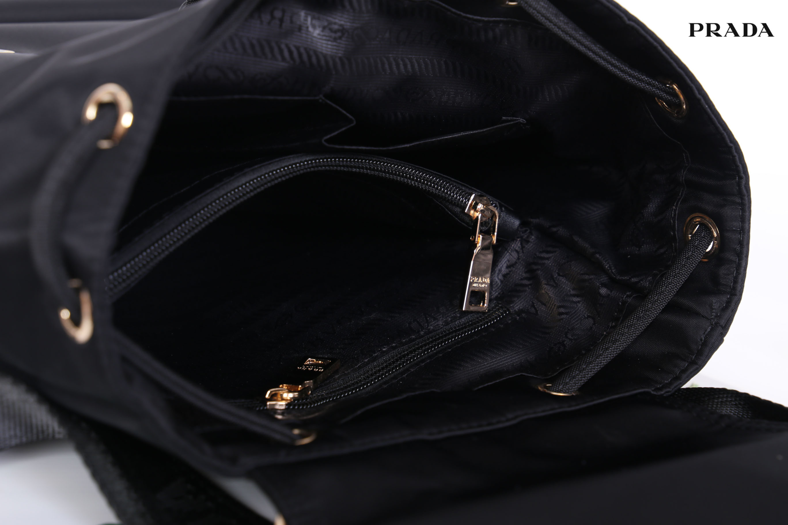 Prada Nylon Drawstring Backpack Bag สินค้า Premium gift จากเค้าเตอร์แบรนดืต่างประเทศ แท้ 100% กระเป๋าสะพายเป้ รุ่น Limited Edition VIP GIFT ทำจากวัสดุผ้า Nylon เนื้อหนา คุณภาพดี ทรงสวย ดีไซน์เกร๋ สไตล์ Prada ด้านหน้ามีช่องกว้างใส่ของจุกจิก อะไหล่ทอง สวยหร