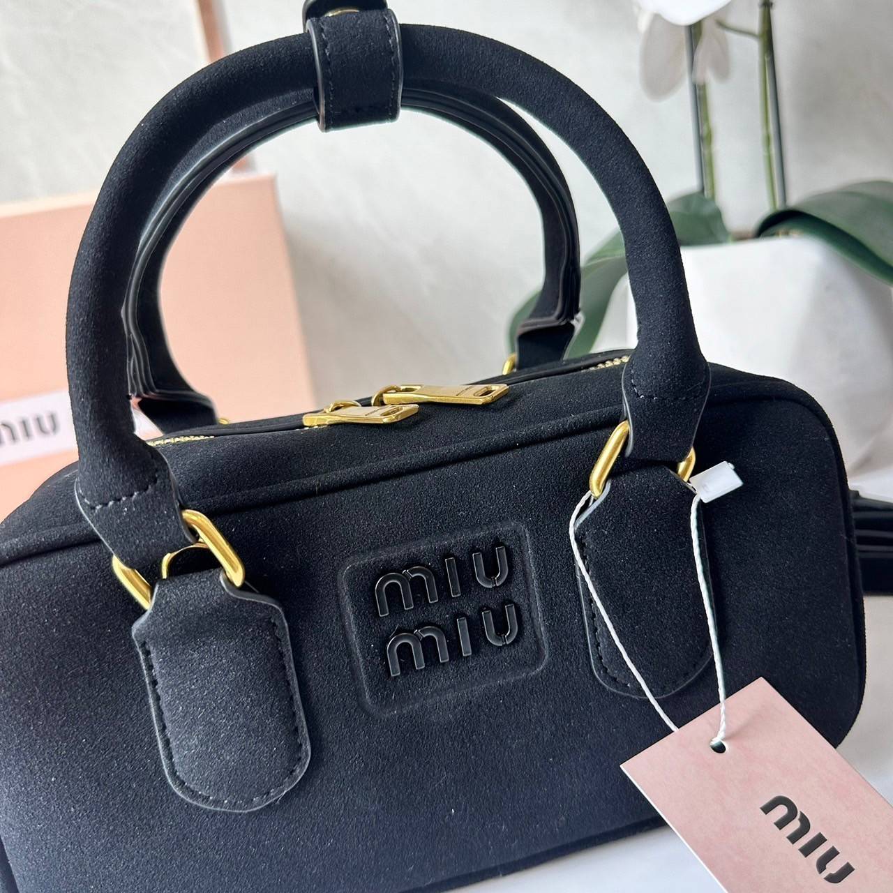 MIU MIU Arcadie padded suede top-handle bag กระเป๋าถือ/สะพาย คอลใหม่ล่าสุด รุ่นฮอทดีไซน์เหลี่ยม งานกำมะหยี่หนังกลับสวยละมุน น่ารักน่าใช้มากค่ะ