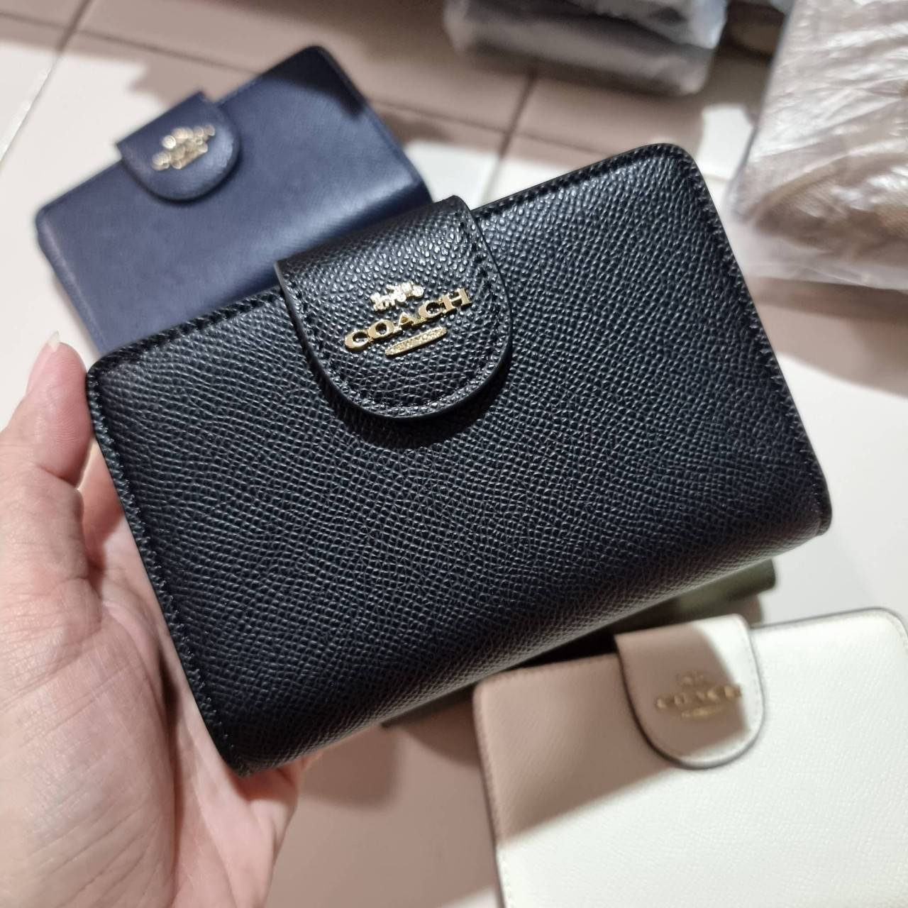 COACH 6390 MEDIUM CORNER ZIP WALLET เดอะเบสท์รุ่นที่สาวๆตามหา!! ดีไซน์ใหม่ สวยสะกด!! กระเป๋าสตางค์ใบกลาง สีคลาสสิค เรียบแต่แฝงความหรู บอกเลยว่ามันละมุนมาก!! ด้วยวัสดุหนัง crossgrain ที่ดูแลรักษาง่าย และยังดูผู้ดี ถือใช้แล้วขับผิวทุกสี ภายในมีช่องใส่บัตรแล