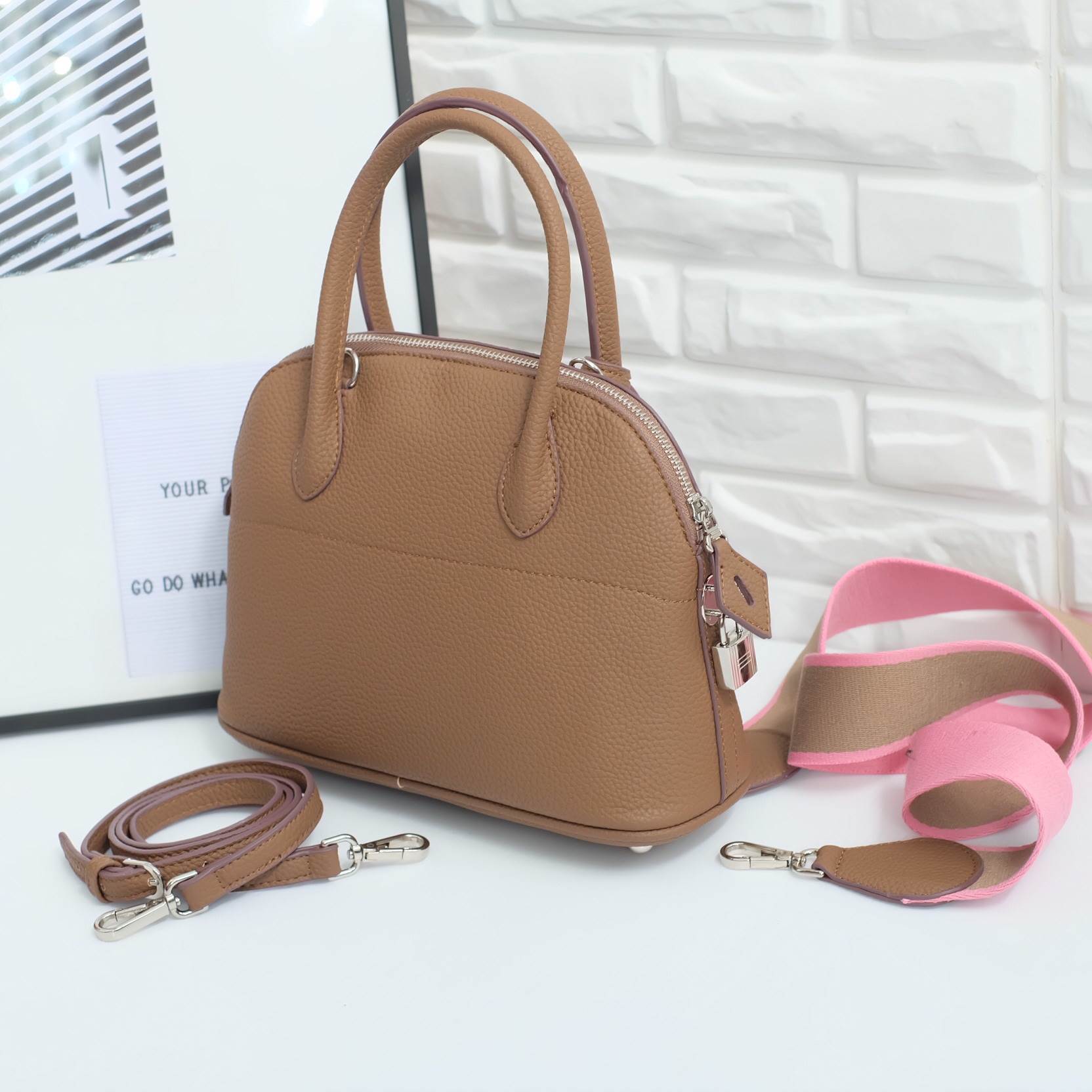 รุ่นใหม่ล่าสุด ' KEEP Tempa handbag ทรง alma สุด Hot หยิบมาใช้เมื่อไหร่ก้อไม่มี Out แน่นอน !! **จุดเด่นที่ > ลายหนังสวย - หรู >เนื้อ matte น้ำหนักเบา ถือสะพายเข้าง่ายกับทุกชุด >ขนาดกระเป๋ากำลังดีคะ ใส่ กปต ยาว มือถือได้ ไม่เล็ก ไม่ใหญ่เกินไป
