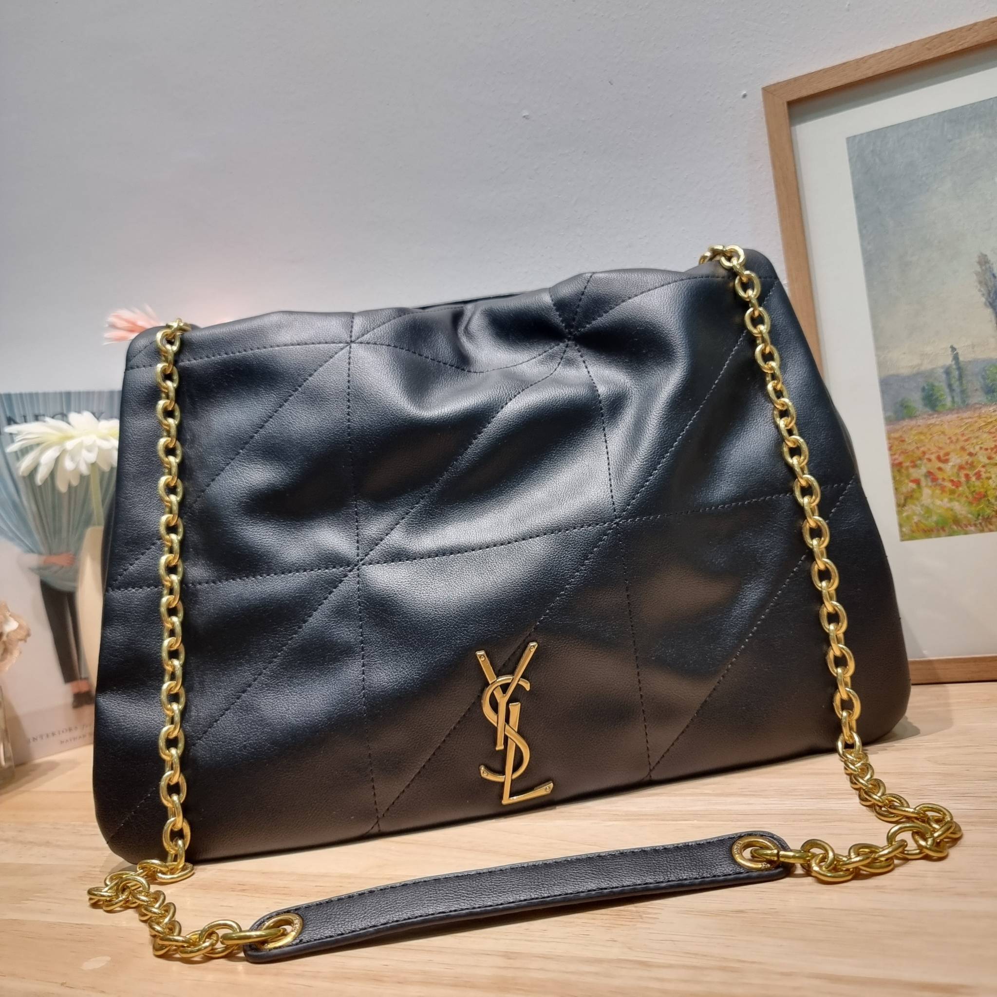 YSL jamie 4.3 in lambskin กระเป๋าสะพายใบใหญ่ เรียบหรู ดูปัง ดูแพง สีดำคลาสสิคตัดกับอะไหล่สีทองได้อย่างลงตัว ครบเครื่องตัวมัม! ดีไซน์ใหม่ 2023 สัมผัสผิวกระเป๋าดูดีมากๆ