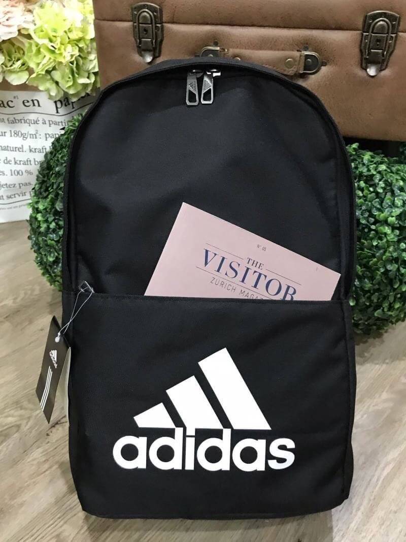 Adidas Unisex Originals Bagpack กระเป๋าเป้สไตล์สปอร์ตดีไซน์สุดฮิตจาก Adidas Factory วัสดุ Nylon & Polyester 100% เนื้อนิ่มน้ำหนักเบากันน้ำทำความสะอาดง่าย ขนาดกำลังดี ด้านหน้ามีโลโก้แบรนด์และช่องซิป ช่องหลักเปิดปิดด้วยซิป มีหูจับ สายสะพายเลื่อนปรับระดับได้