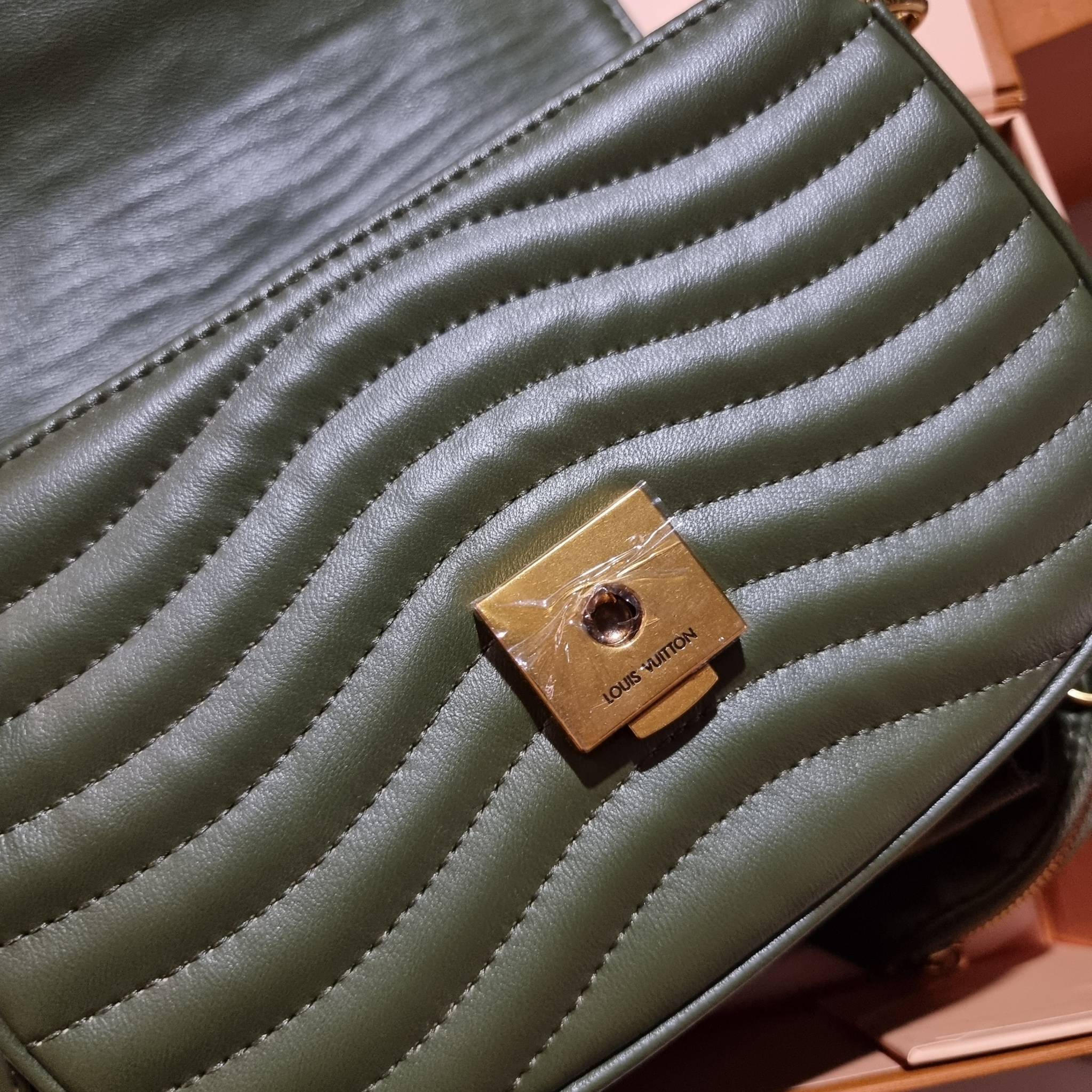 LV new wave pochette multi bag กระเป๋าสะพายมัลติฟังก์ชั่น สุดหรู มาพร้อม box set รับรองว่าดีงาม ลูกเล่นคลาสสิคผสานความวินเทจ มีสายสะพายให้ 2 เส้น และกระเป๋าใบลูก เล็กน่ารัก วัสดุหนังแท้ ภายในเป็นช่องโล่ง แบ่งสัดส่วนมีช่องย่อย ใบนี้ปรับใช้ได้หลายสไตล์ ลุคไ